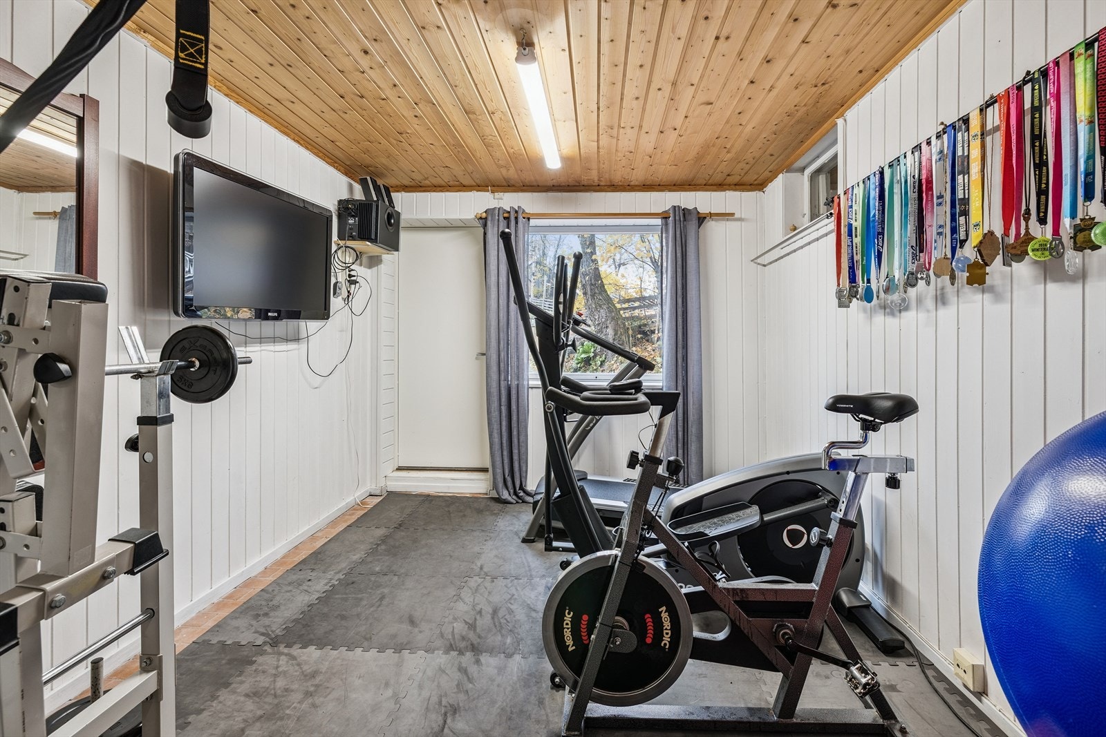 Et disponibelt rom som i dag benyttes som treningsrom, med egen utgang. Galleribilde