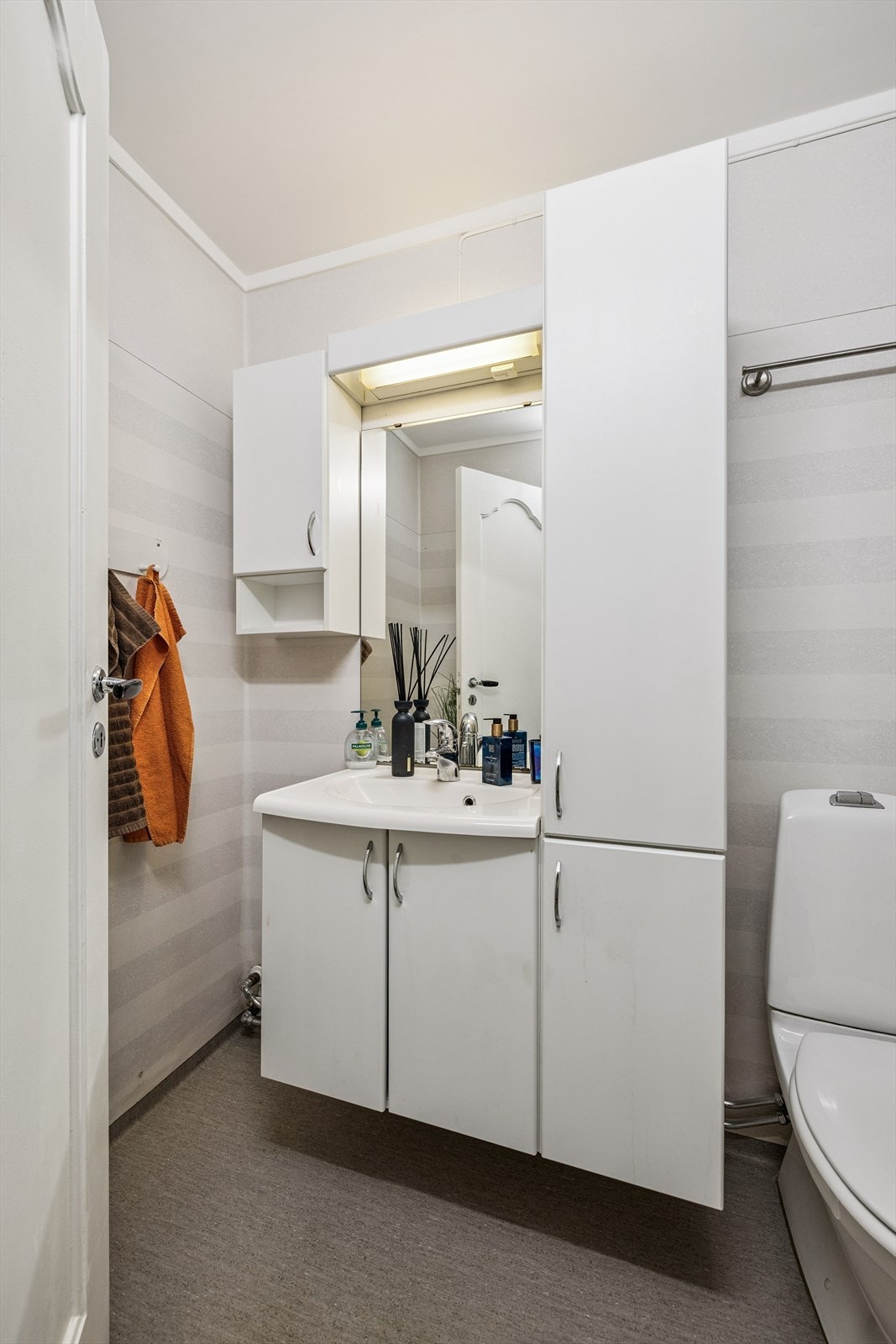 Bad i underetasjen med servant, toalett og dusjmuligheter. Galleribilde