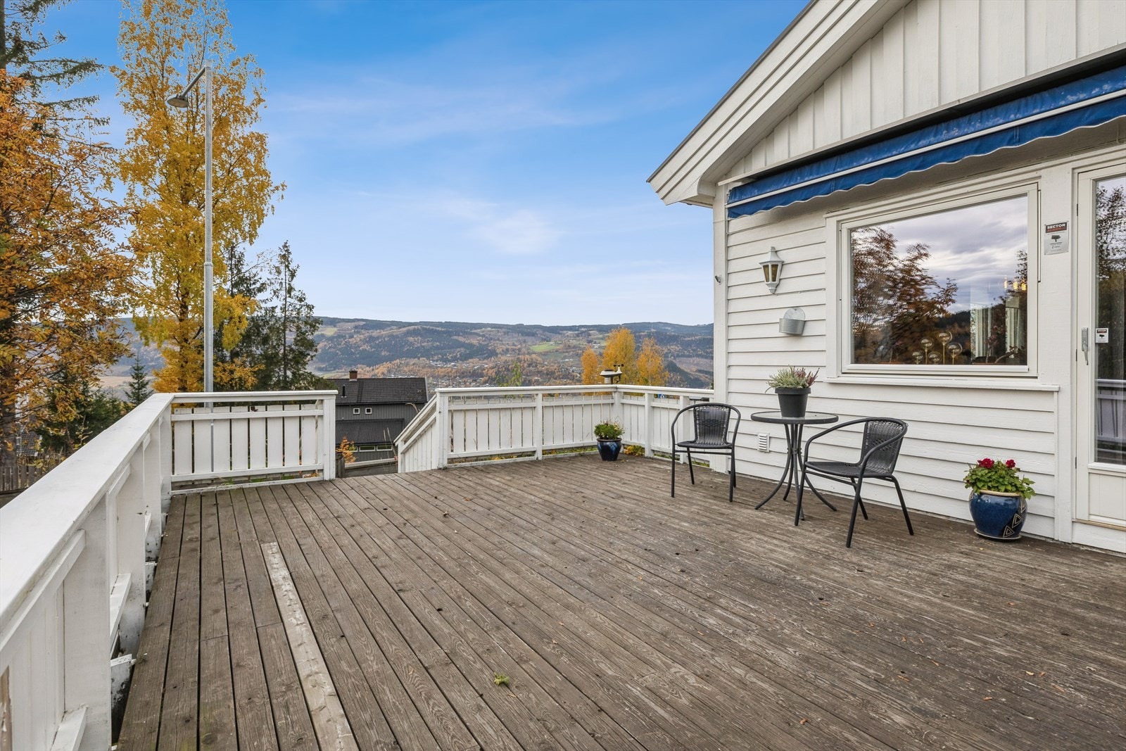 Den romslige terrassen gir rikelig med plass for utemøbler og sosiale sammenkomster. Galleribilde