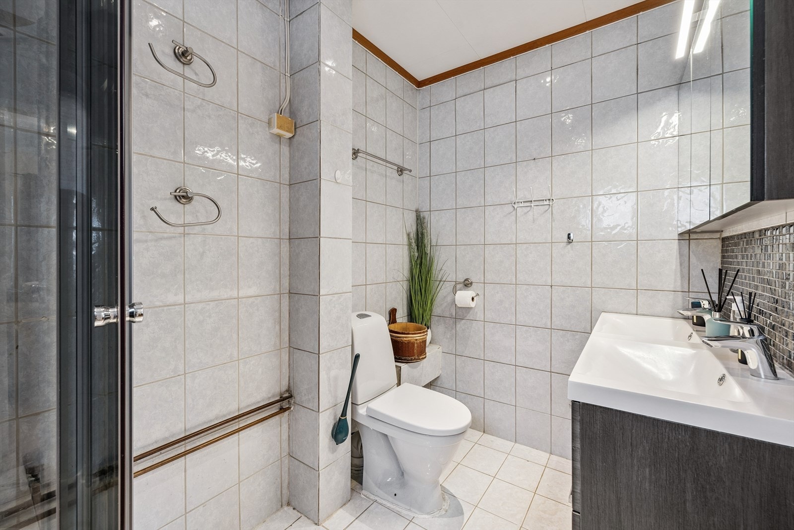 Her finner du også et dusjkabinett og toalett. Galleribilde