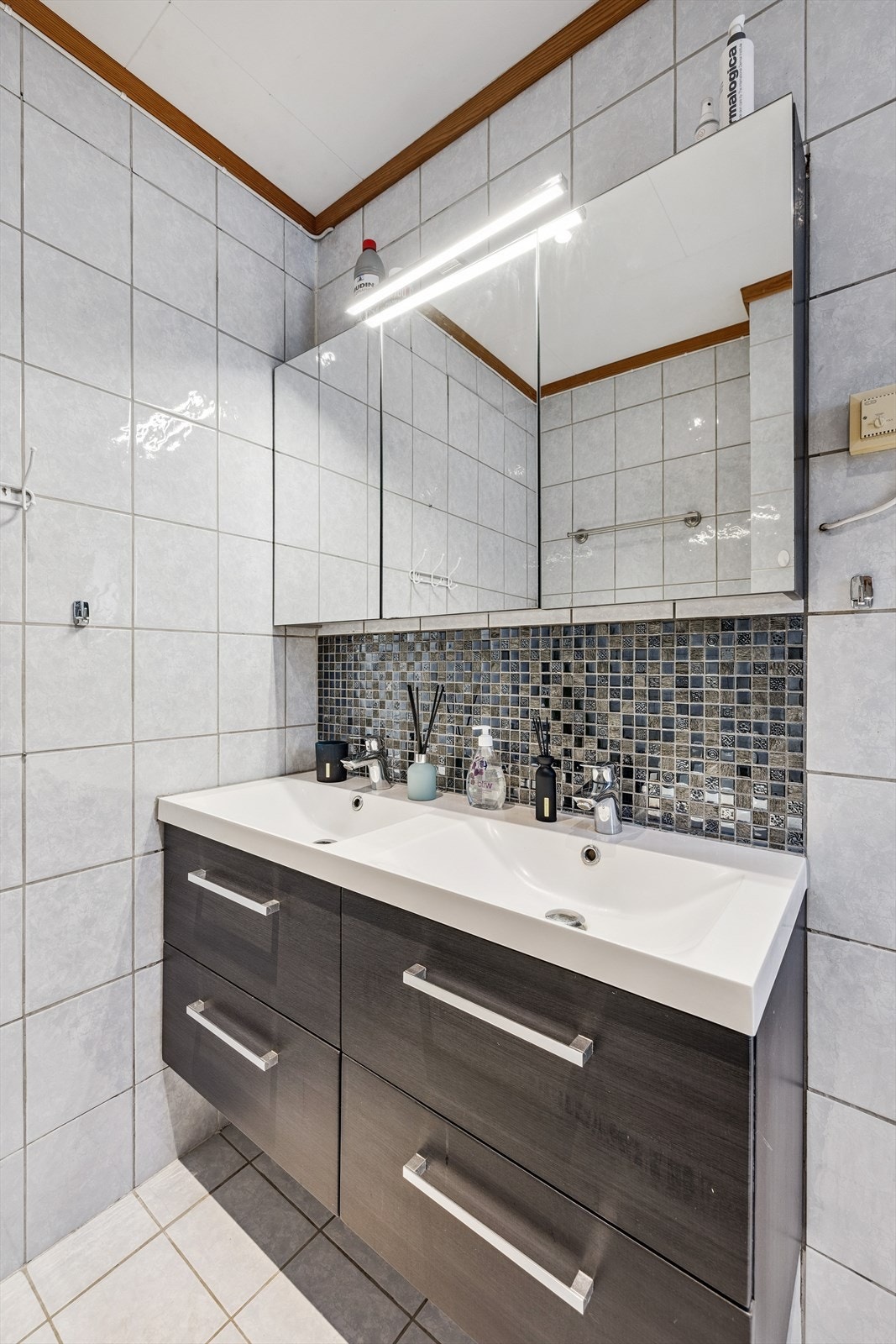 Badet er innredet med dobbel servant og rikelig med oppbevaringsplass i skuffer. Galleribilde