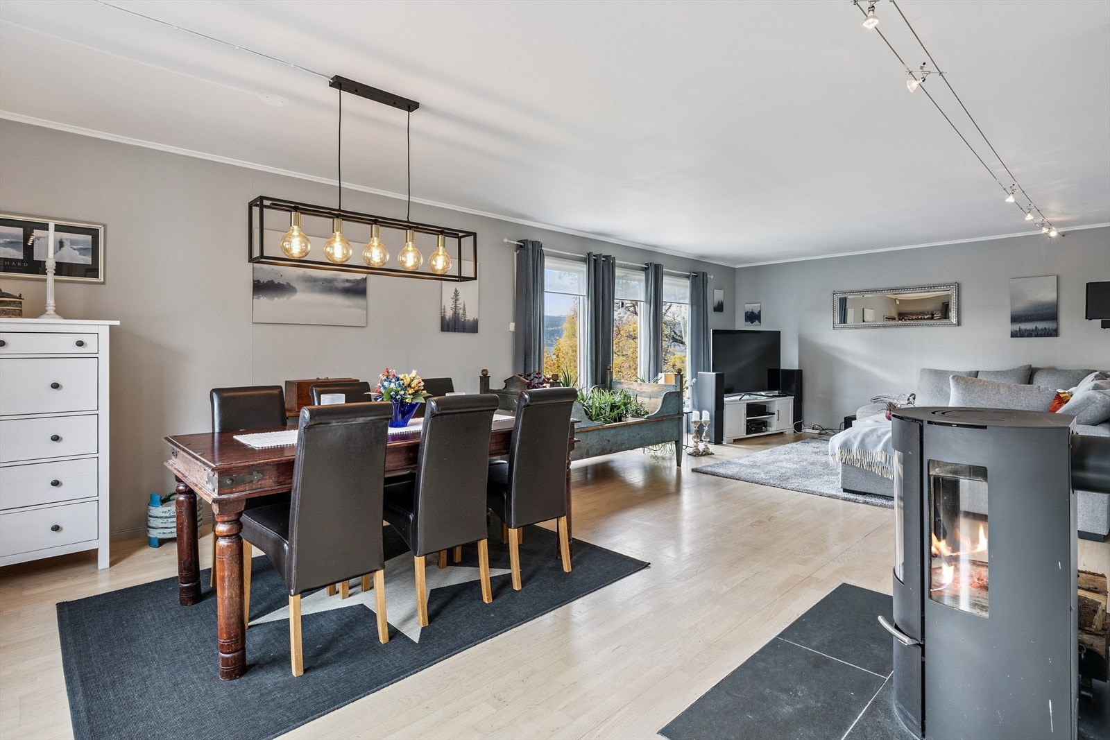 Store vindusflater gir godt med naturlig lys og utsyn mot hagen. Galleribilde