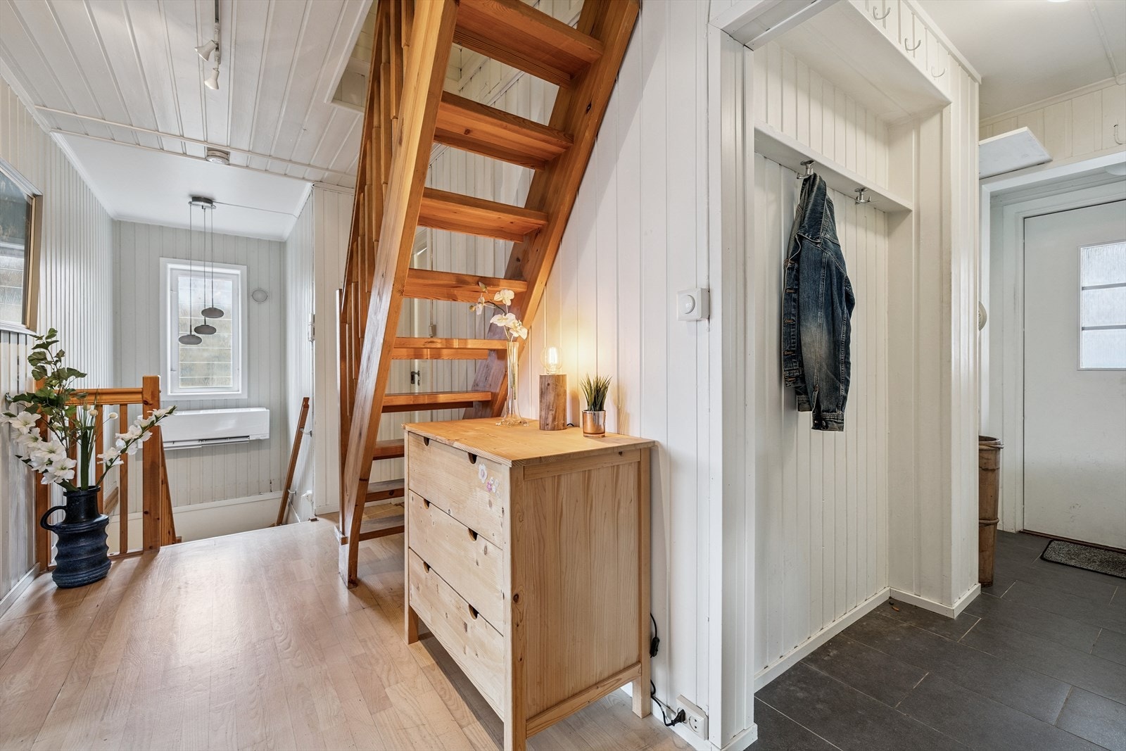 Fra gangen er det trappeforbindelse til både underetasjen og loftsetasjen. Galleribilde