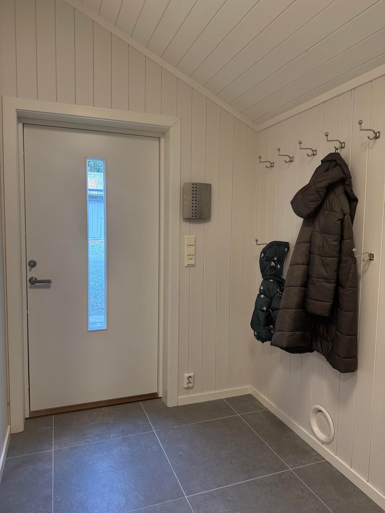 Velkommen inn! Lys og romslig entré. Galleribilde