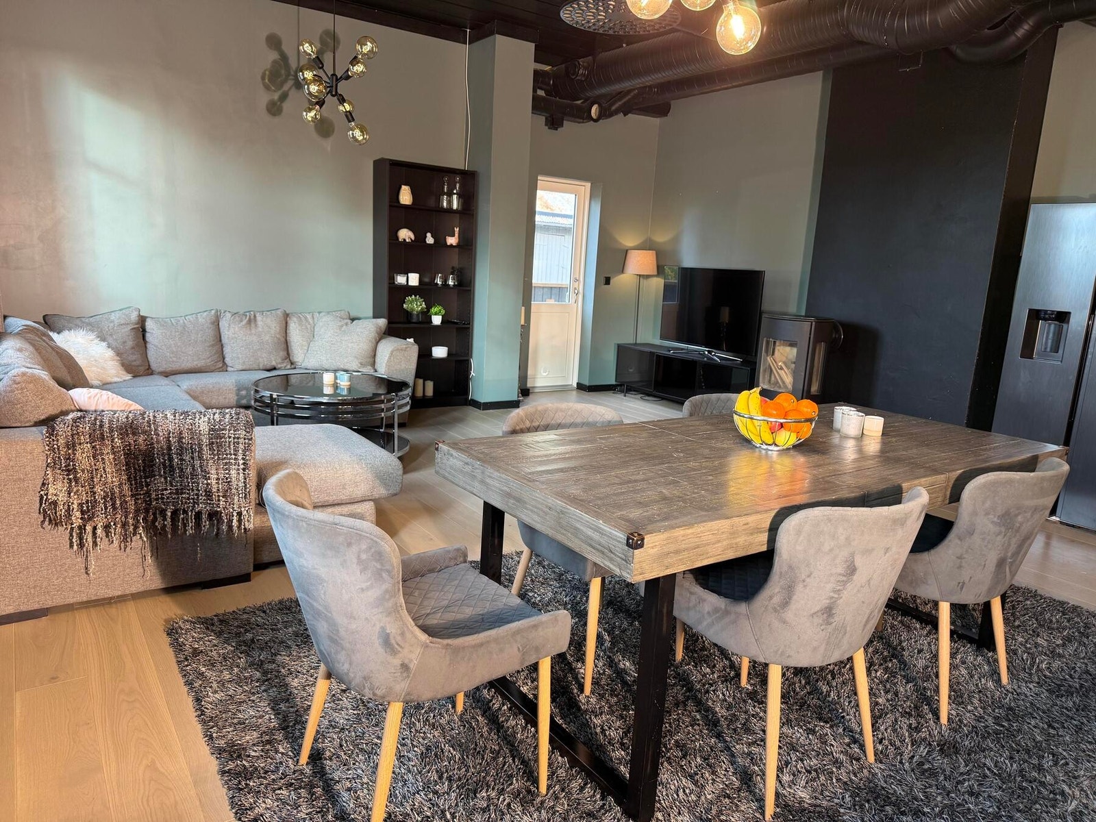 Stuen har direkte utgang til altanen, som utvider oppholdsrommet. Galleribilde