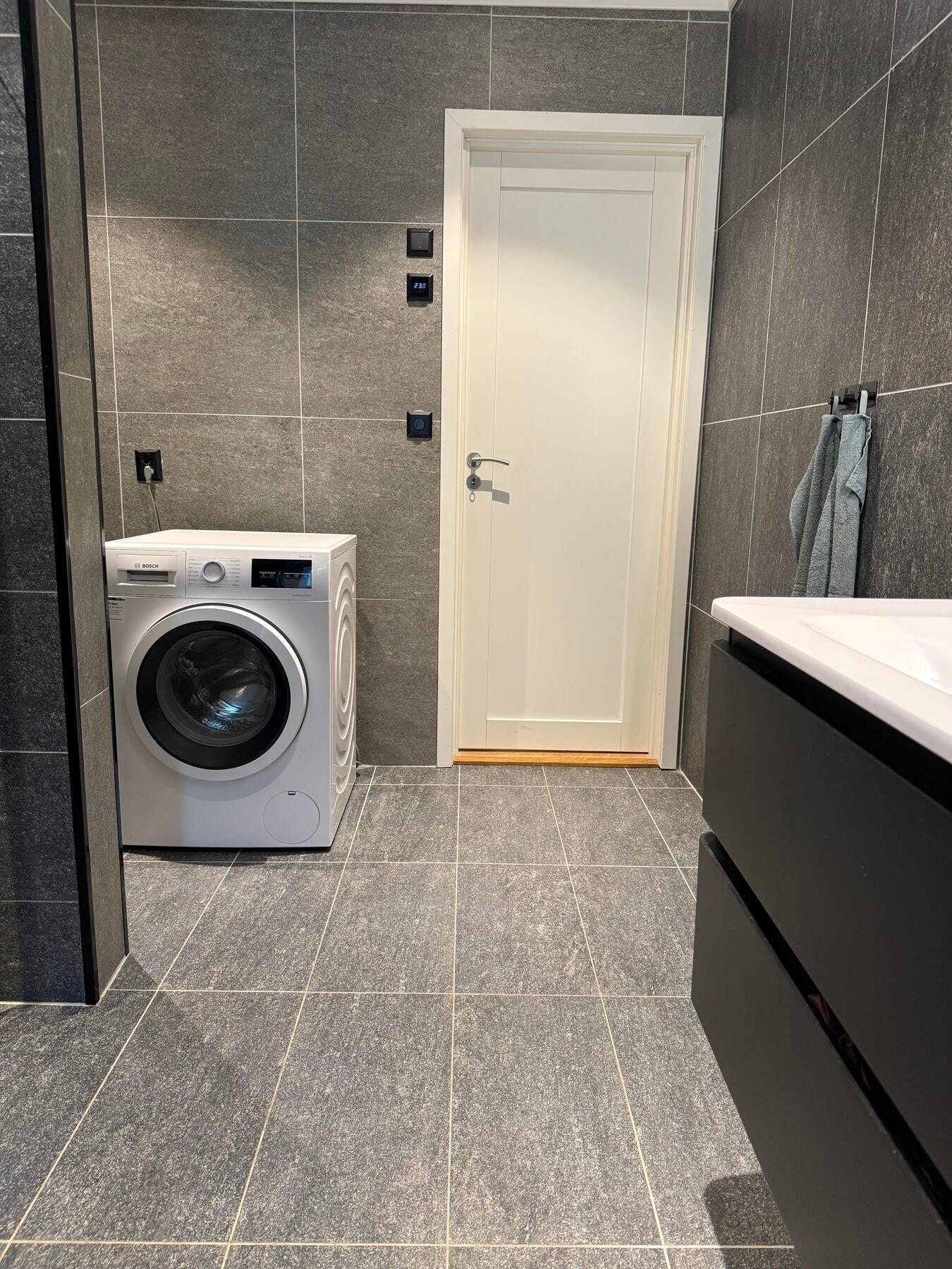 Bad med fliser på gulv og vegger, samt elektrisk gulvvarme. Galleribilde