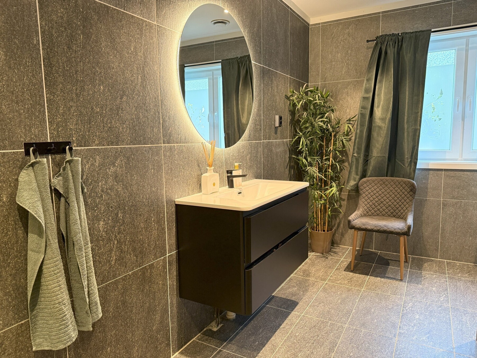 Fult utstyrt bad med heldekkende servant, dusj, toalett og opplegg for vaskemaskin. Galleribilde