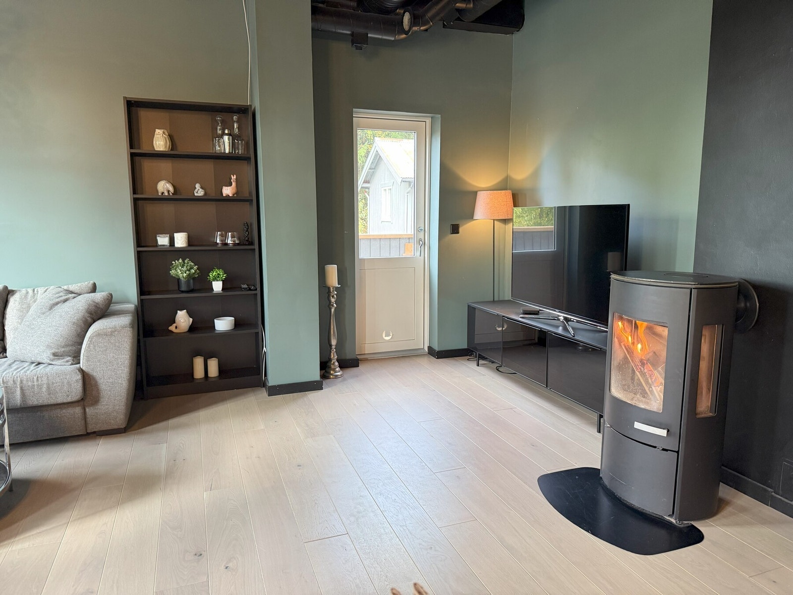 Koselig peisovn som skaper varme og stemning i stue/kjøkken. Galleribilde