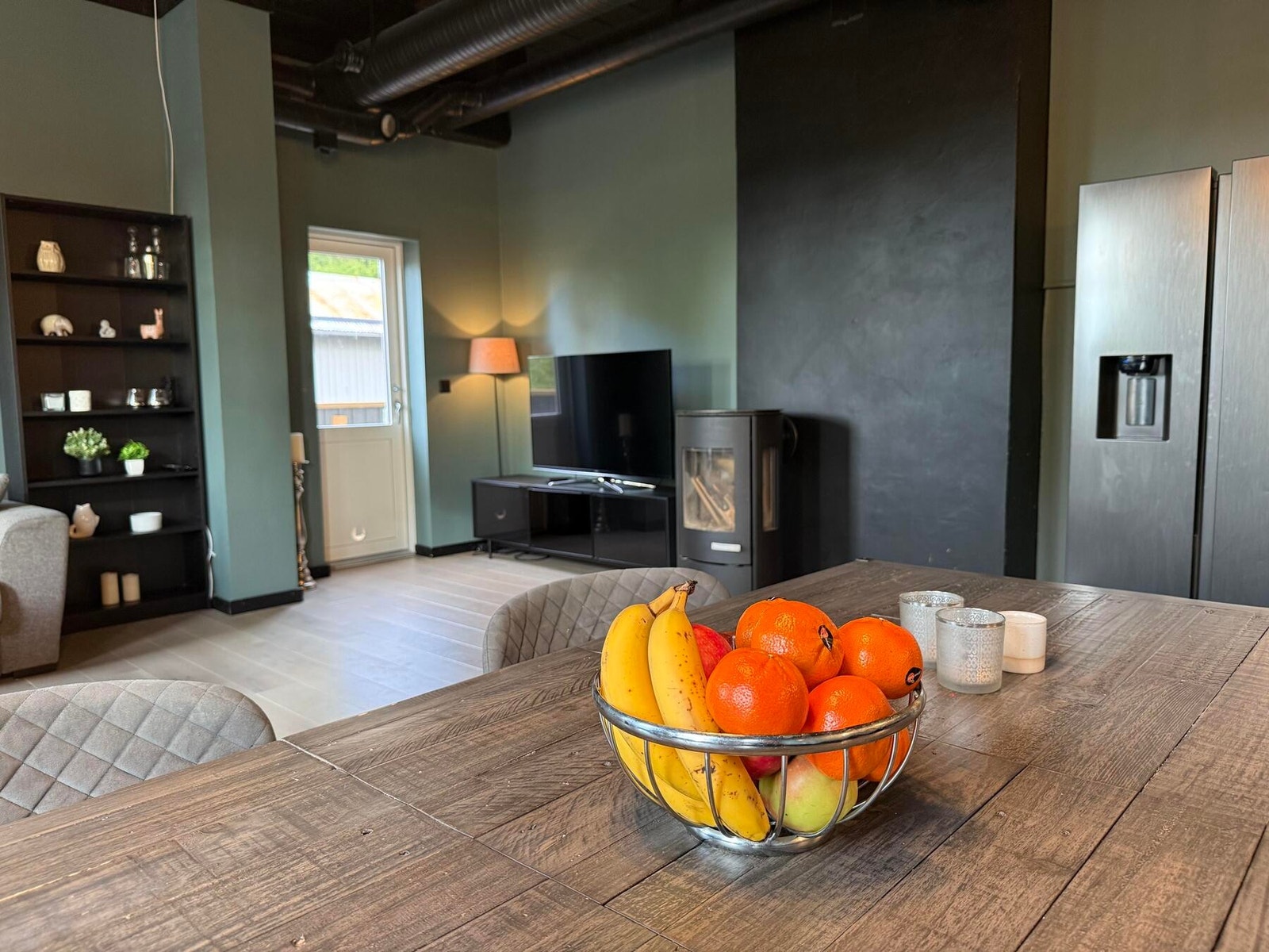 Åpen kjøkken/stue-løsning skaper et luftig og sosialt miljø. Galleribilde