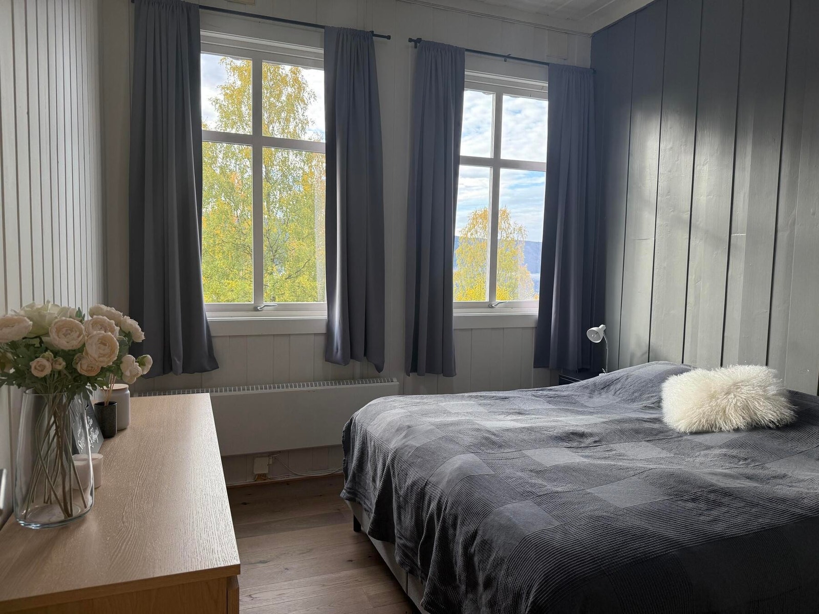 Hovedsoverom med store vinduer og godt lysinnslipp. Galleribilde