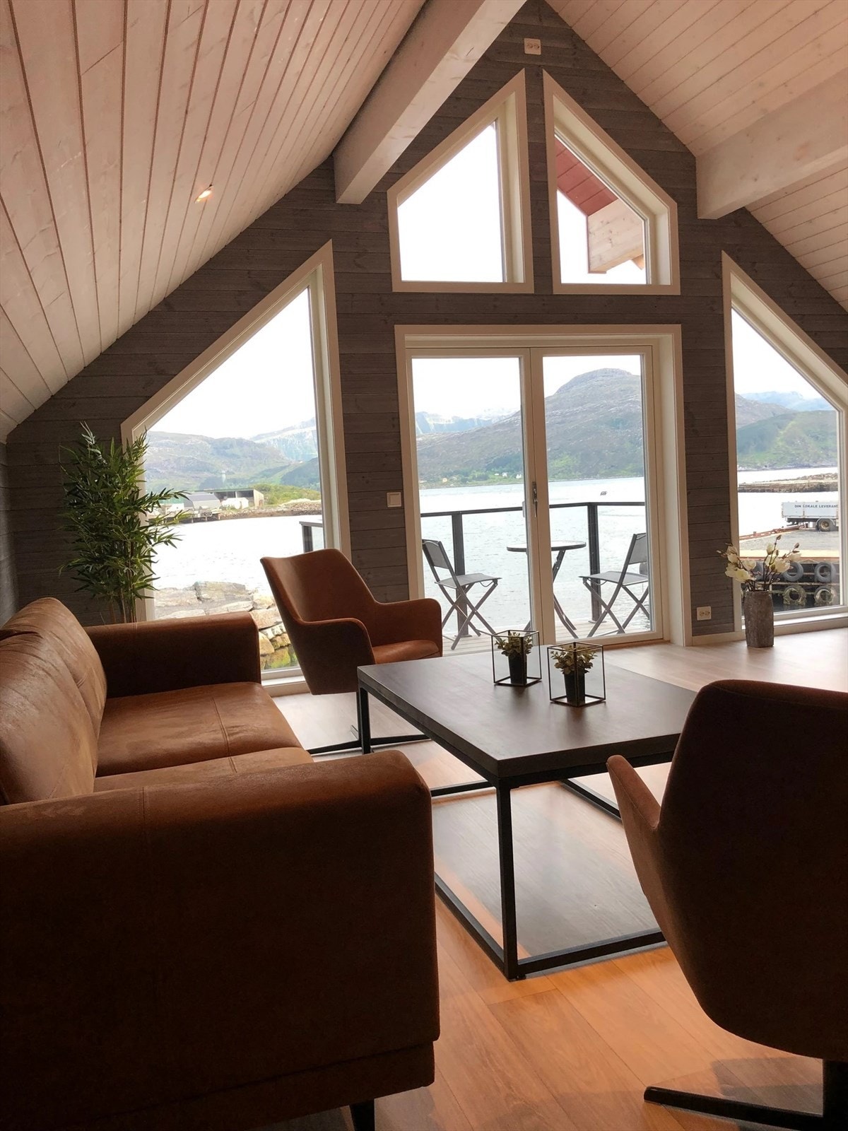 Loftstove med aldeles nydelig utsikt mot fjord og fjellheim Galleribilde