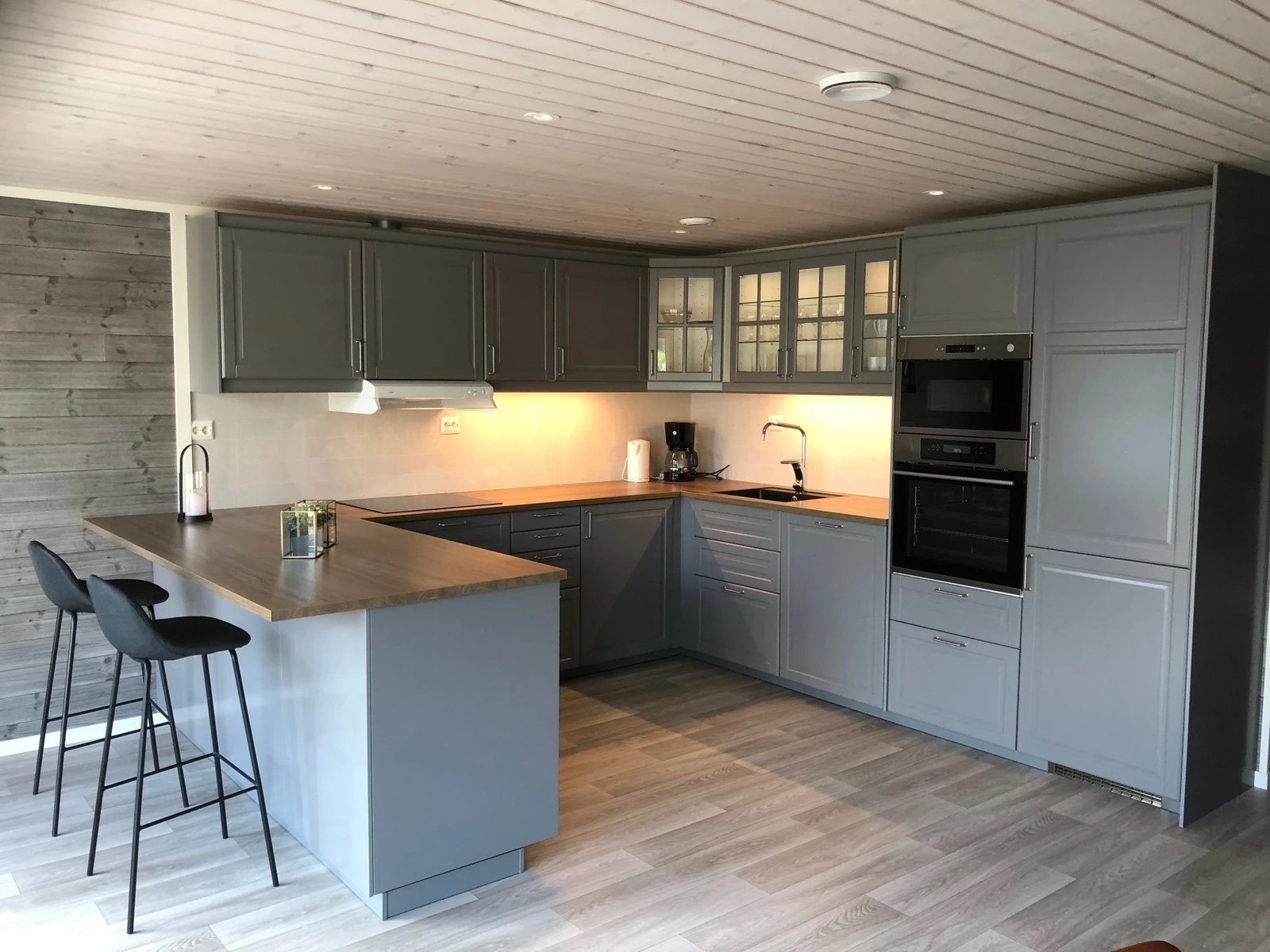 Sosialt og fint med åpa kjøkkenløysing mot stove Galleribilde