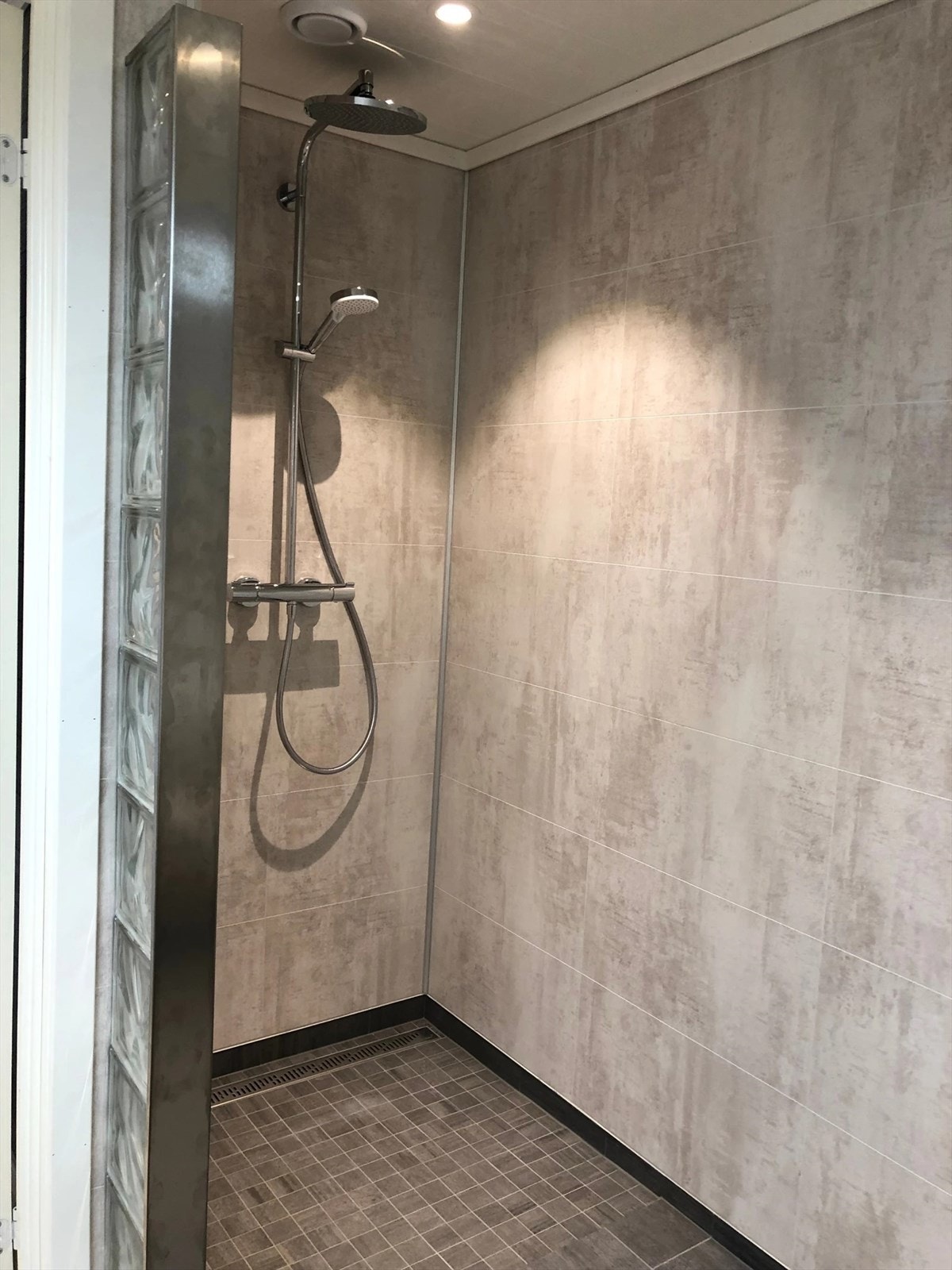 Flis på golv og baderomsplater på vegg Galleribilde