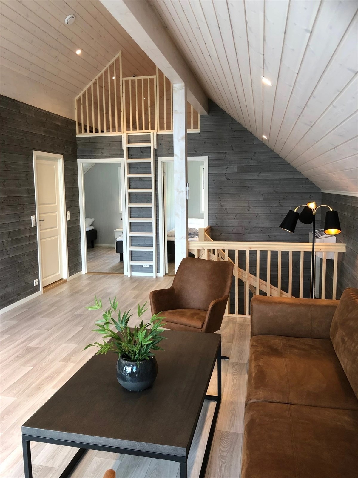 Godt med plass i loftetasje. To soverom og oppgang til hems Galleribilde