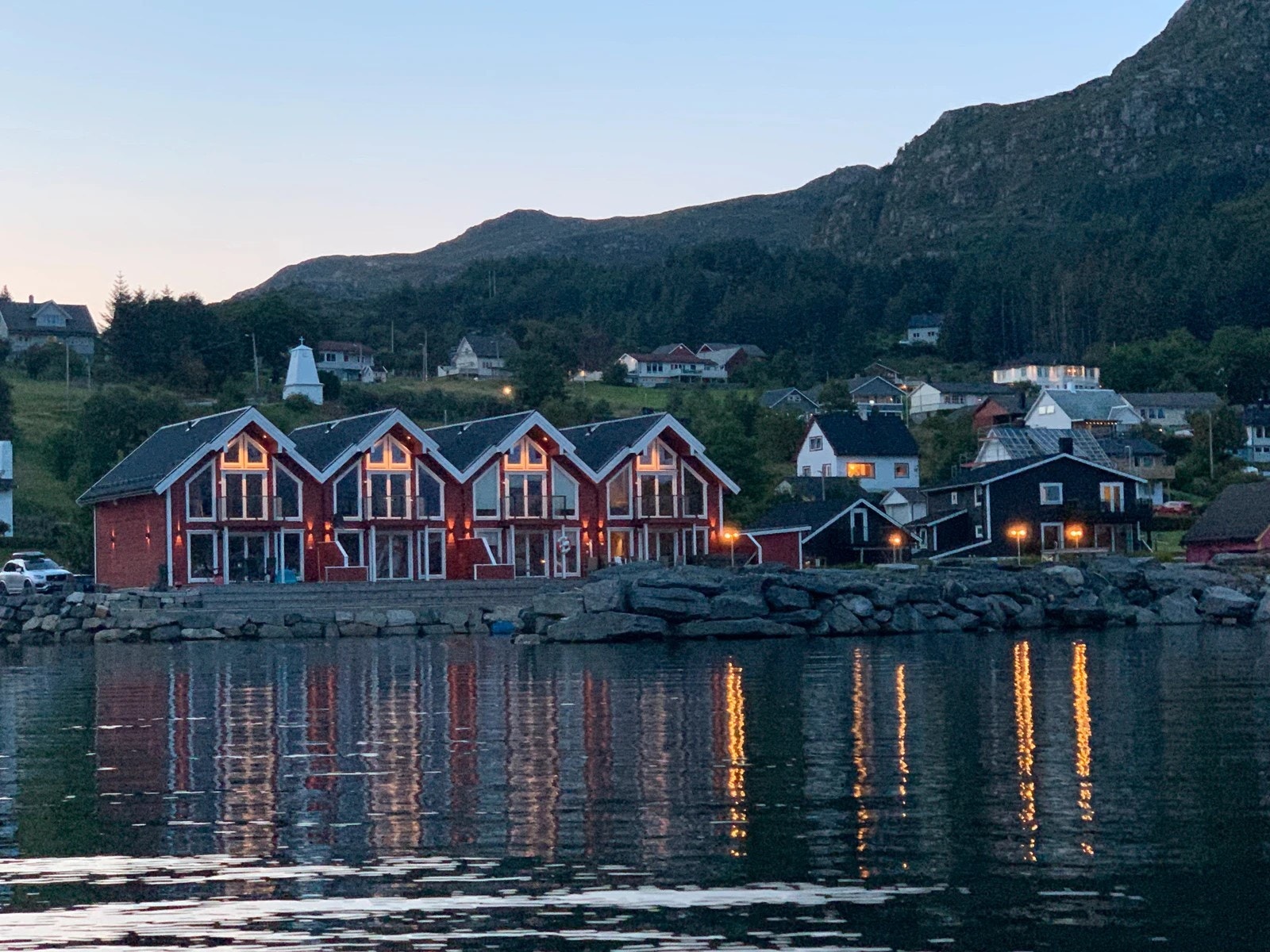 Flott område med molo, godt i le. Det er også godt med parkering i sameige Galleribilde