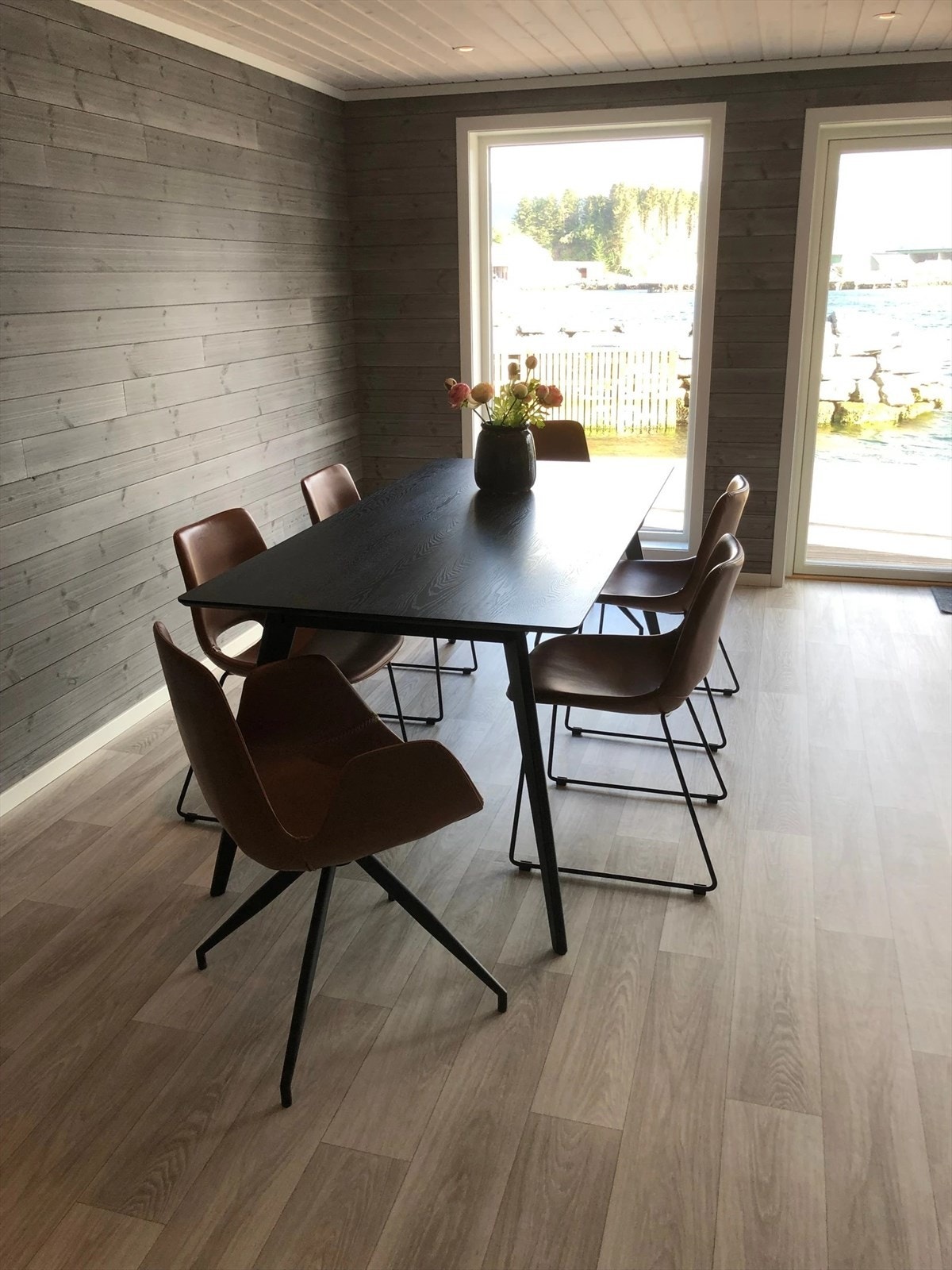 Her kan ein sitje å nyte måltider i all slags vestlandsvêr Galleribilde