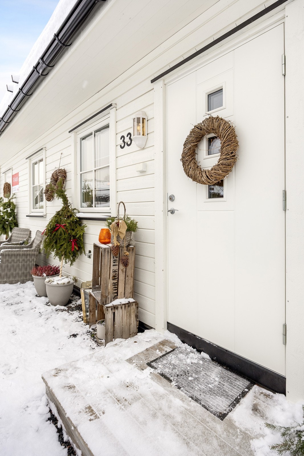 Leiligheten ligger i øverste etasje med egen inngang på bakkeplan. Ytterdøren er overbygd og utstyrt med belysning. Galleribilde