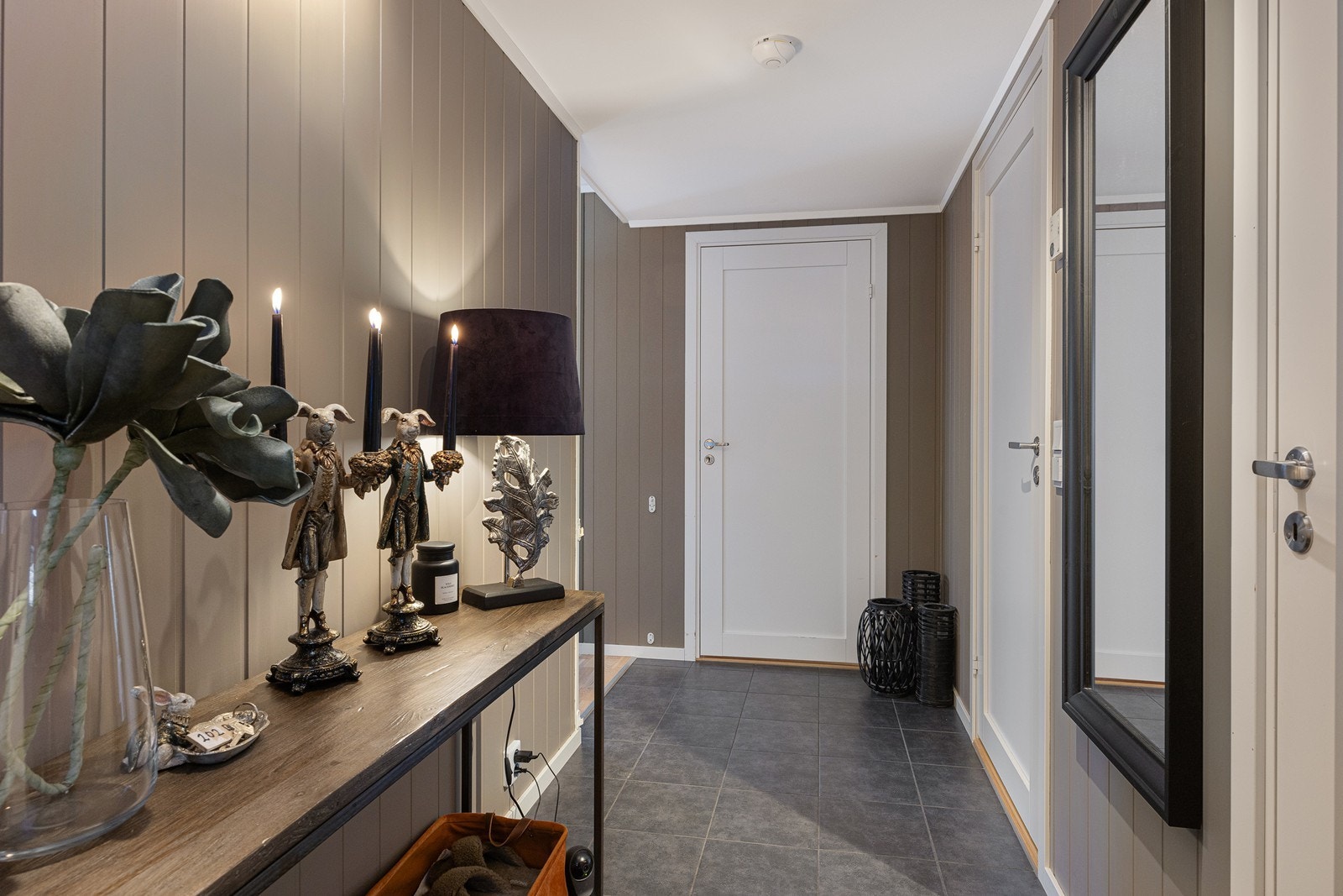 Entreen har god plass til ulike garderobeløsninger. Galleribilde