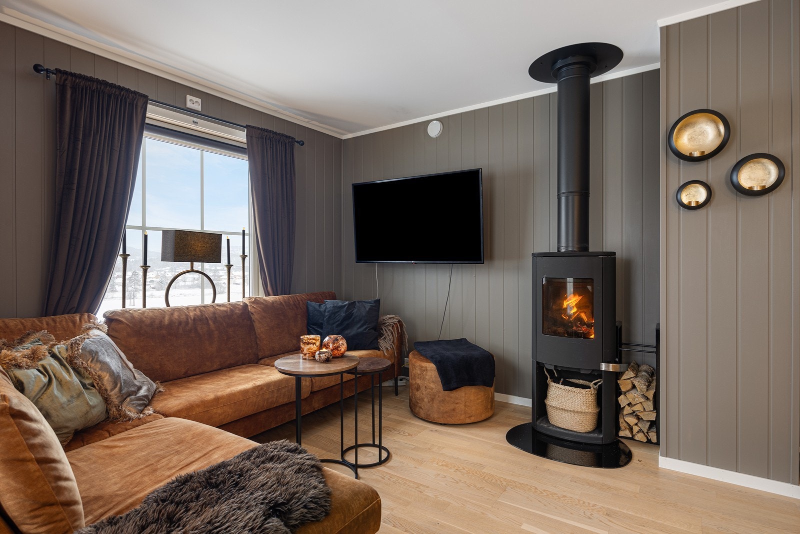 Vinduene inkluderer en glassdør til verandaen, og sommerstid er det godt å trekke ut for både avslapning og middager i sommerhalvåret. Galleribilde