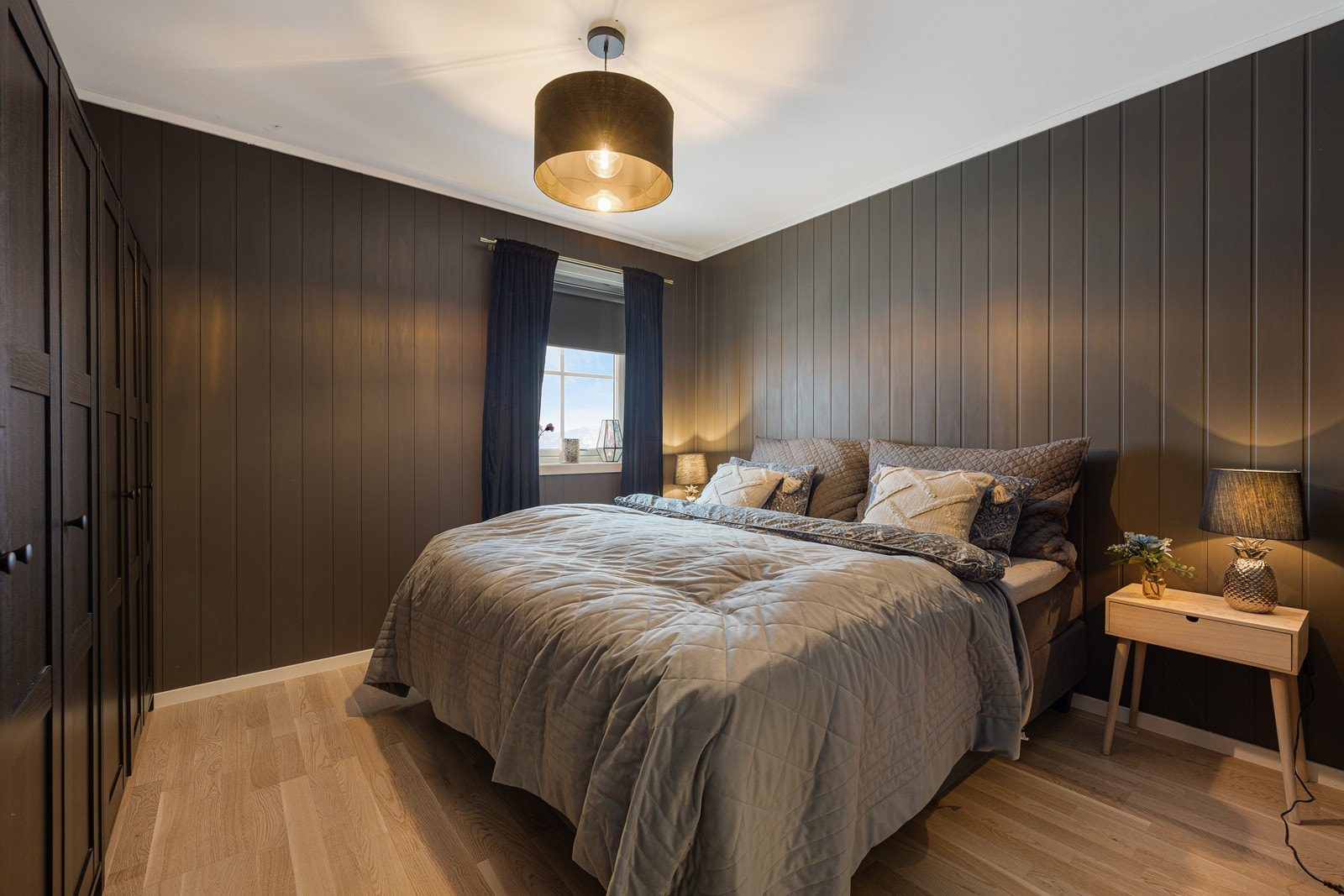 Hovedsoverommet er meget romslig, med god plass til dobbeltseng og tilhørende nattbord. Veggene er malt i sort for en lun og avslappende atmosfære. Galleribilde