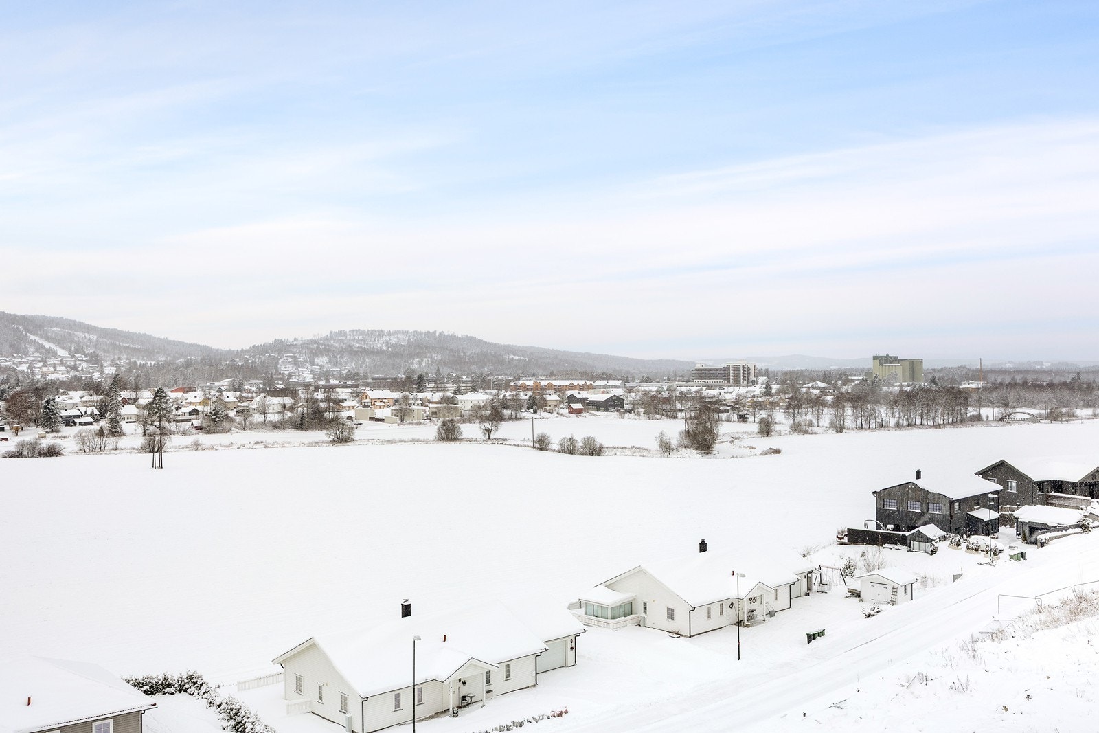 Beliggenheten er familievennlig, i trygge og rolige omgivelser med gå- og sykkelavstand til alle fasiliteter i sentrum. Like utenfor døren byr området på flotte turmuligheter året rundt. Galleribilde