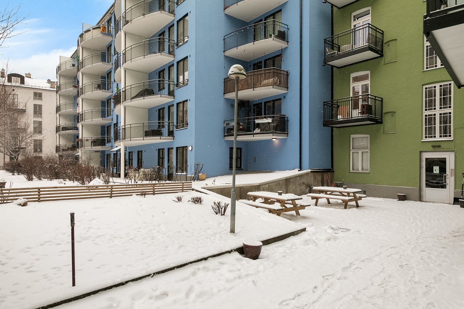 Leiligheten har adkomst til en felles gårdsplass med sittegrupper. Galleribilde