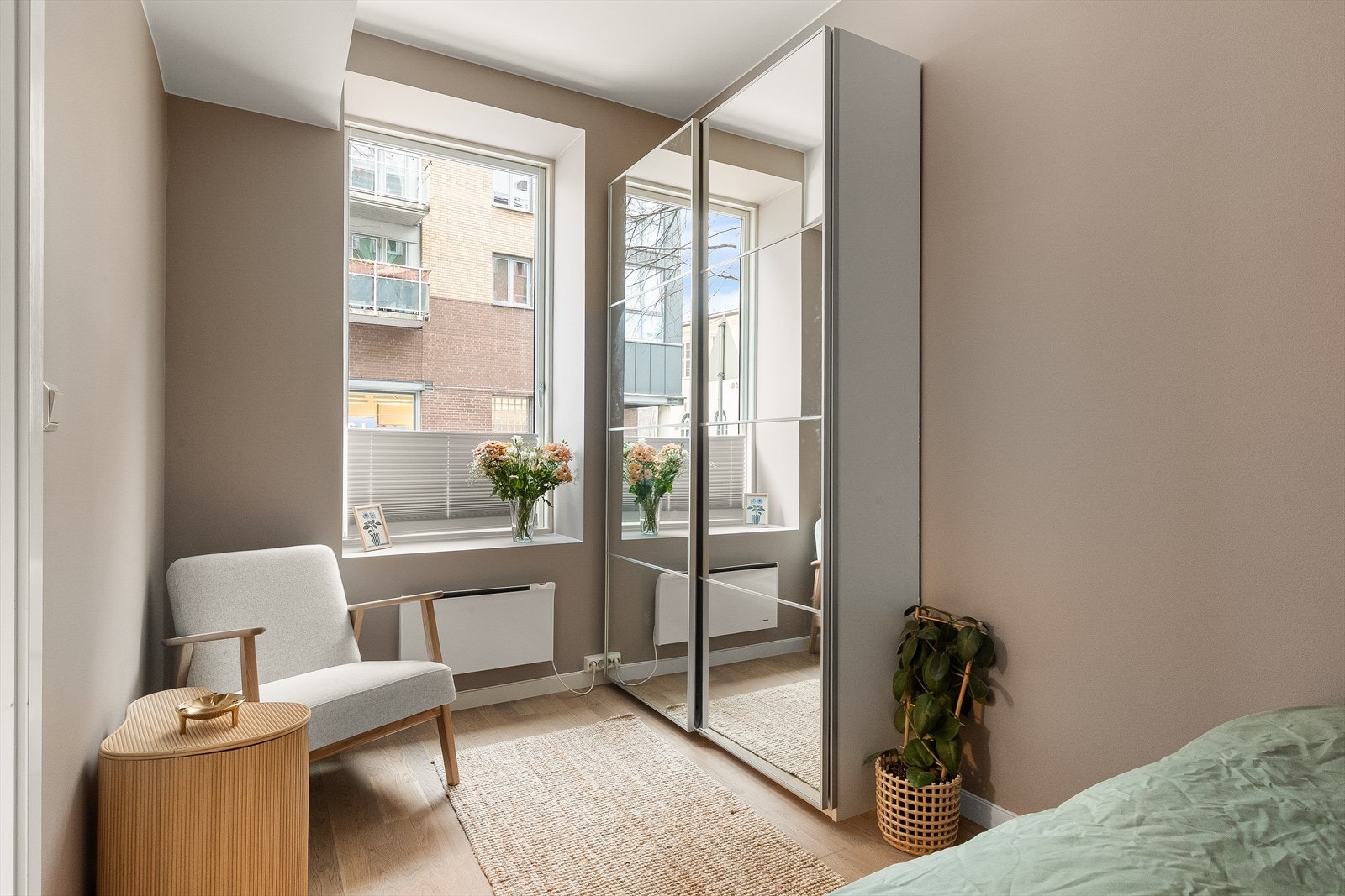 Store vinduer slipper inn godt med dagslys, mens skyvedørsgarderobe gir effektiv oppbevaring. Galleribilde