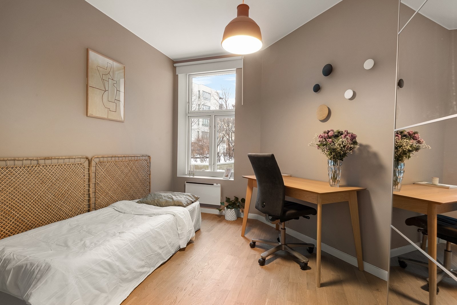 Soverom 2 er malt i en delikat farge som gir en varm og innbydende følelse i rommet. Galleribilde