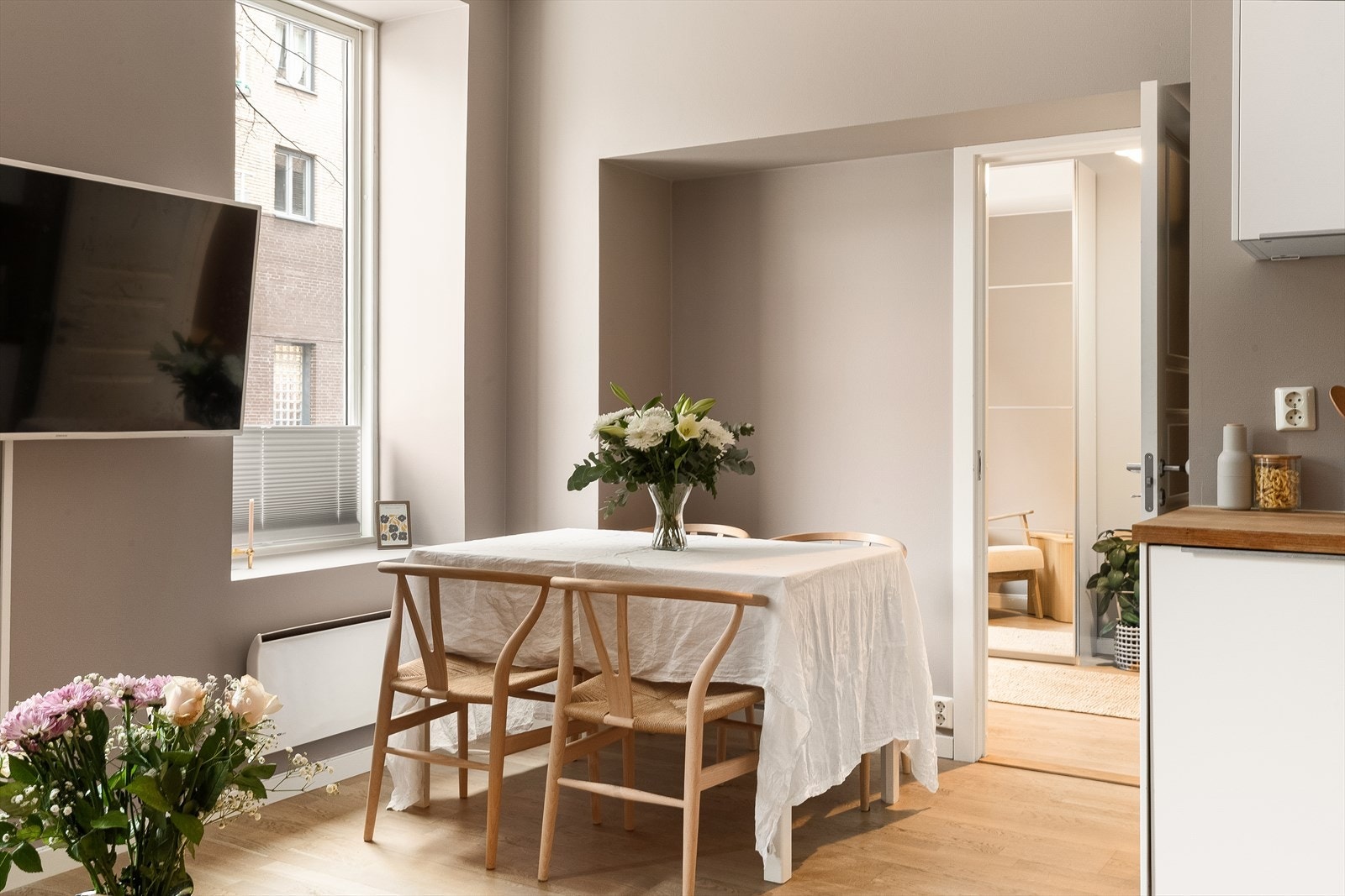 God plass til spisegruppe ved vinduet. Galleribilde