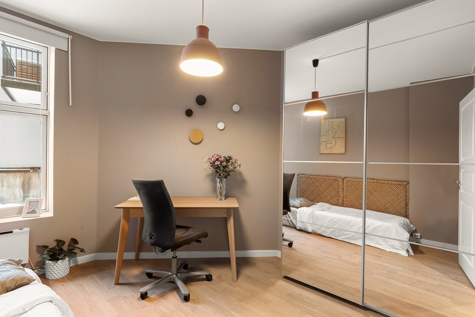 Arbeidsplass ved vinduet gir godt naturlig lys til studier eller arbeid. Galleribilde