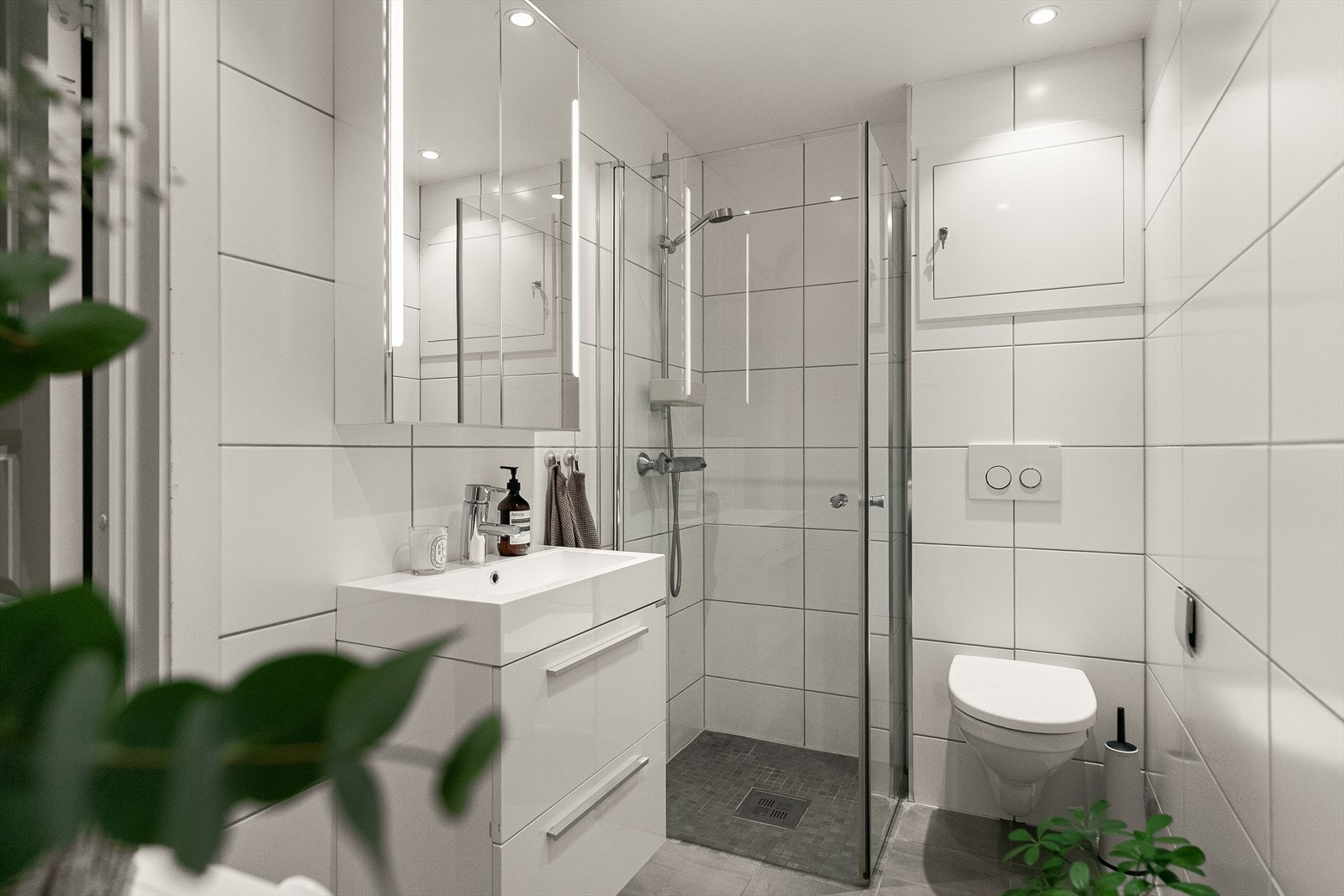 Badet har flislagte vegger og gulv med gulvvarme , samt downlights i benkerygg. Galleribilde
