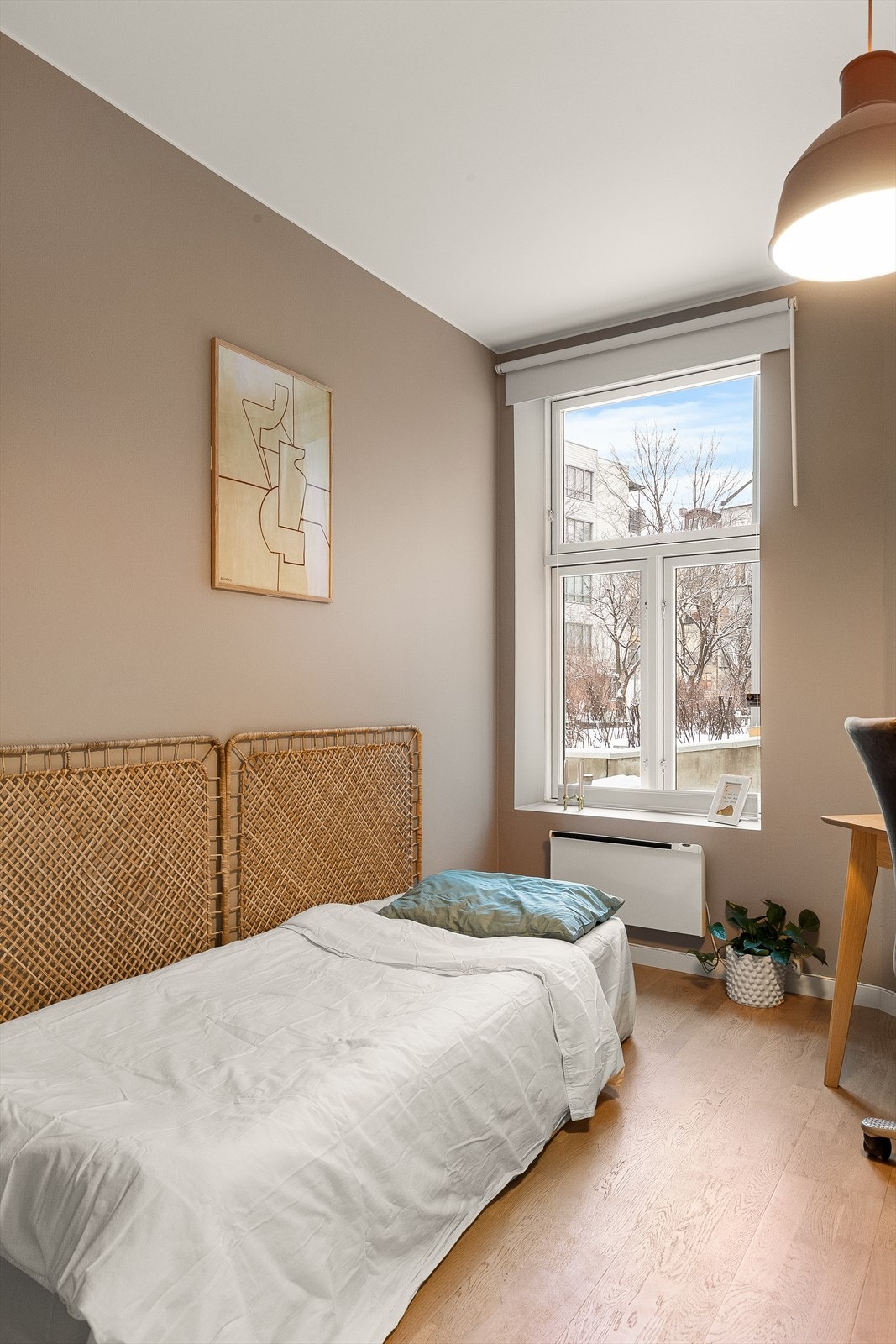 Store vinduer gir rikelig med dagslys og utsikt mot uteområdet. Galleribilde
