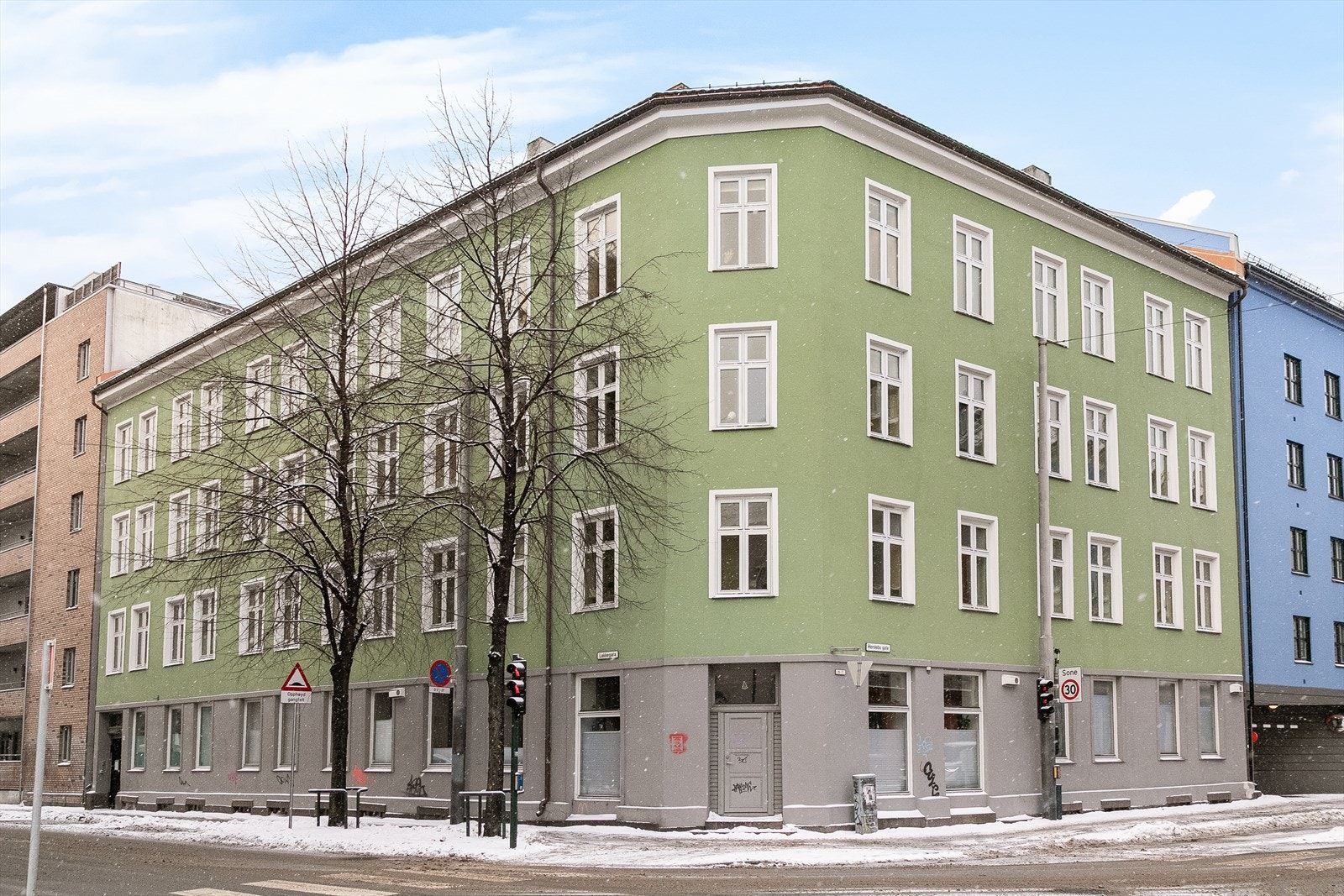 Bygget fra 1898 har en fasade med flere vinduer som gir godt lysinnslipp. Galleribilde