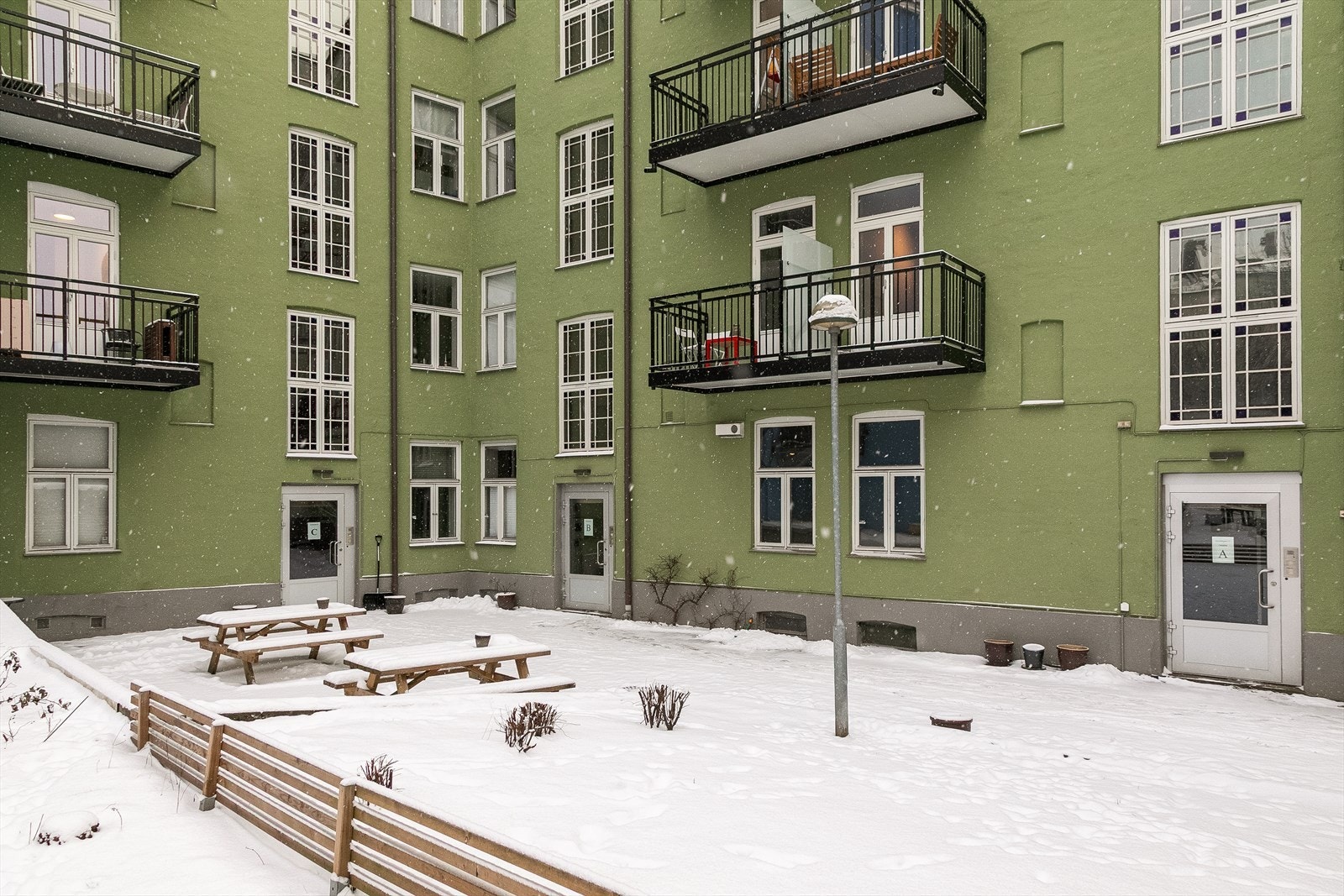 Felles uteområde med benker gir mulighet for sosialt samvær. Galleribilde