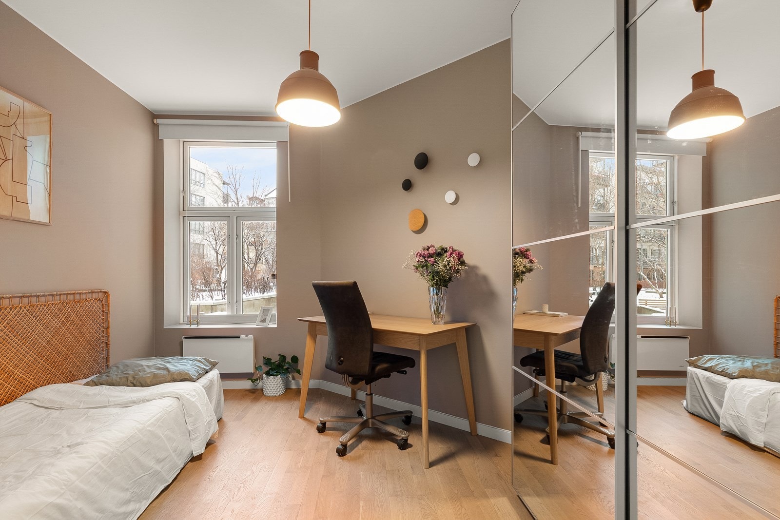 Skyvedørsgarderobe med speil gir rommet en følelse av romslighet. Galleribilde