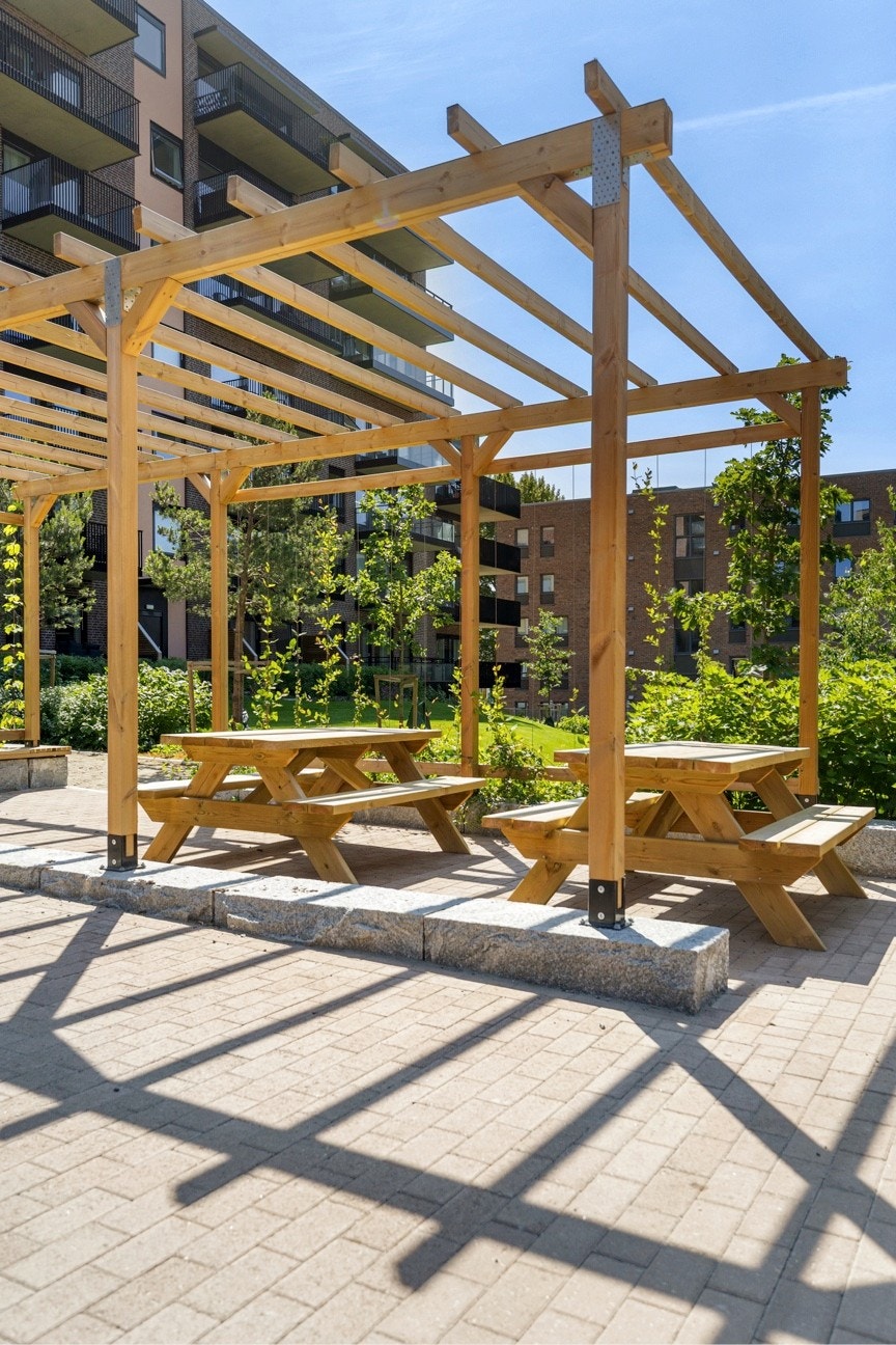 Bakgården er pent opparbeidet med sittegrupper, plen, trær og interne gangveier. Galleribilde