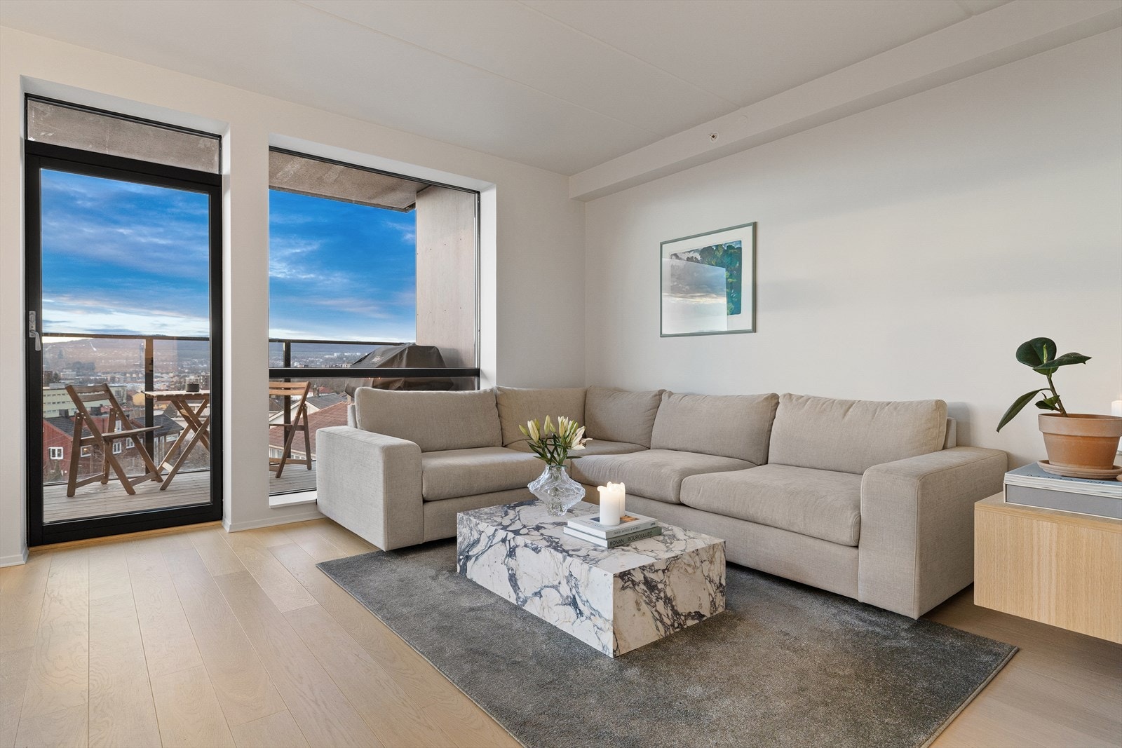 Vannbåren varme fra fjernvarmeanlegg til gulvoppvarming. Fjernvarme til oppvarming og varmt tappevann avregnes direkte fra Smartly/Lyse til seksjonseier etterskuddsvis hver mnd. Galleribilde