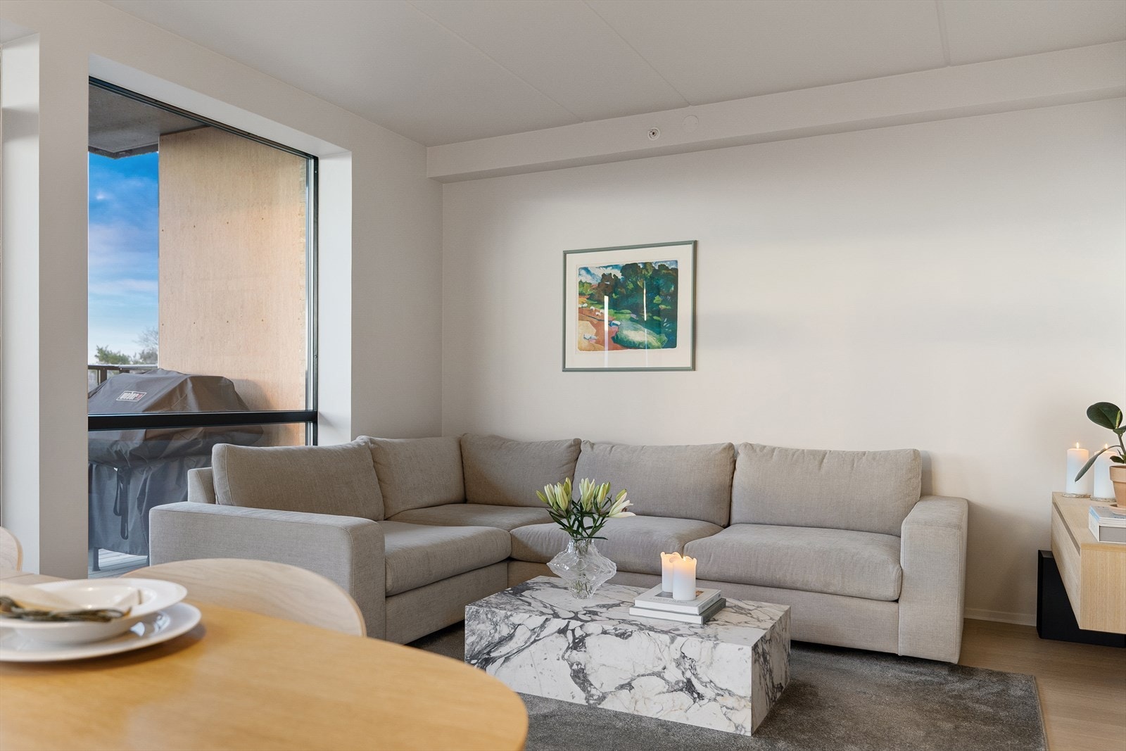 Tilhørende sofagruppen er det en naturlig medievegg. Galleribilde