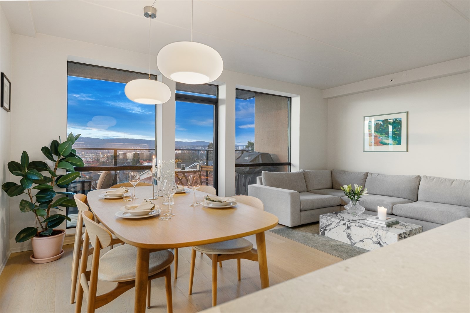 Stue- og kjøkkenløsningen har en fin utforming som gir god plass til både sofa og spisegruppe. Galleribilde