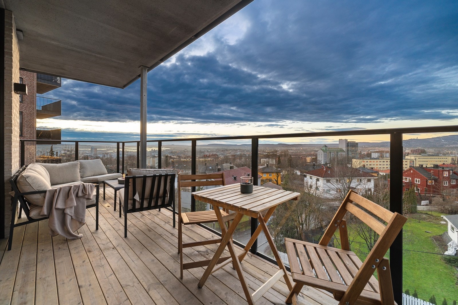 Stor balkong med glassfronter gir deg muligheten til å nyte utsikten fra hyggelig sitte- og/eller spisegruppe. Galleribilde