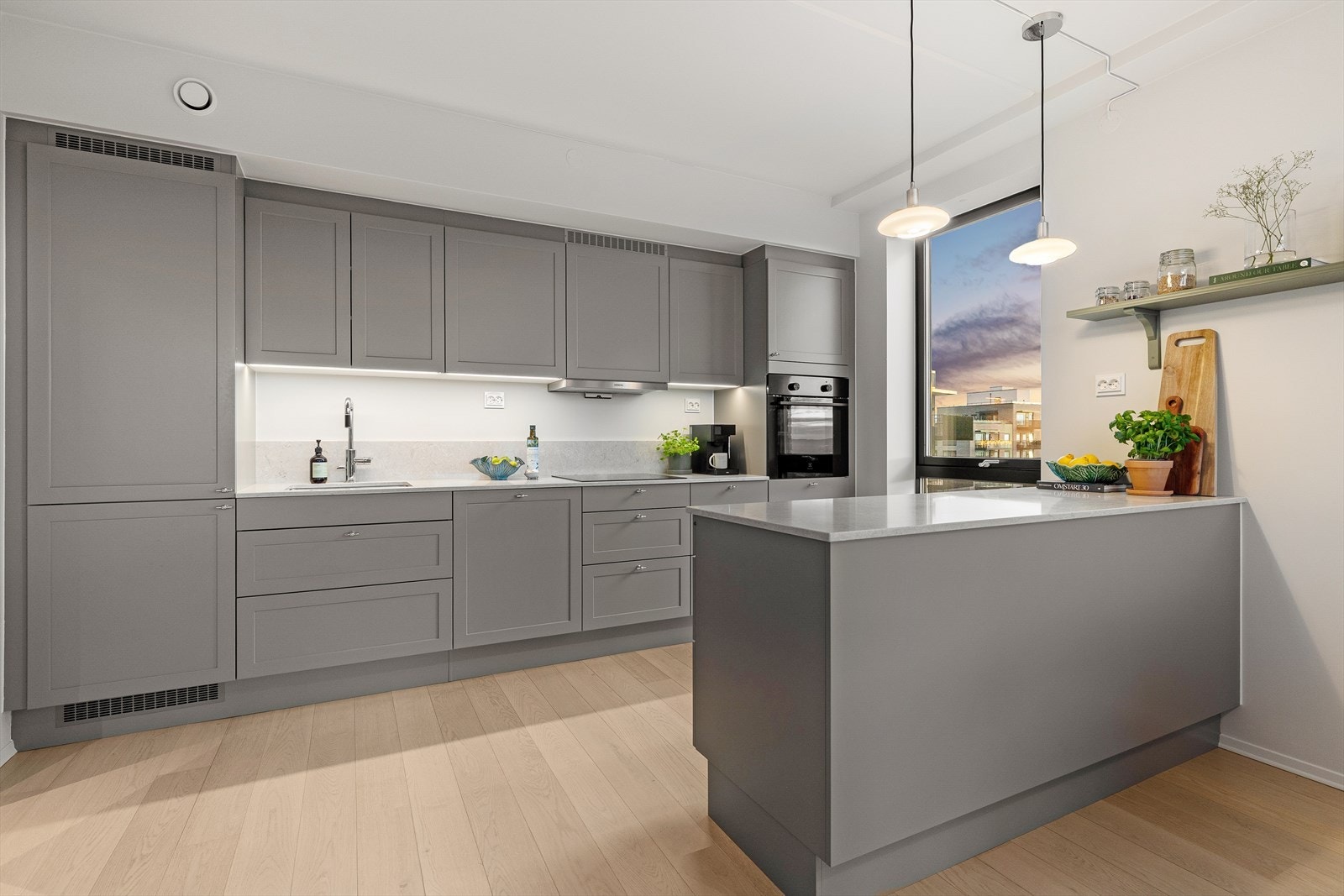 Kjøkkenet er utstyrt med integrerte hvitevarer som kombinert kjøl/frys, stekeovn, induksjonsplate og opppvaskmaskin. Galleribilde