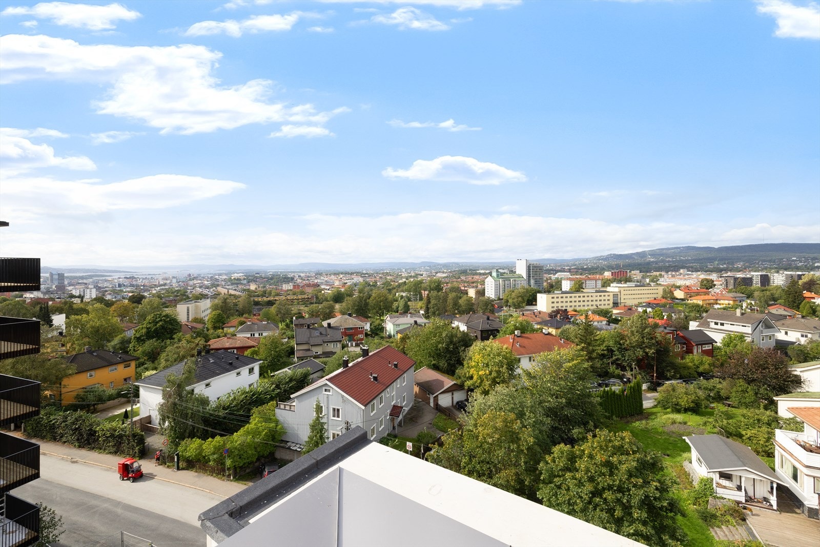 Utsikt fra takterrassen på sommeren. Galleribilde
