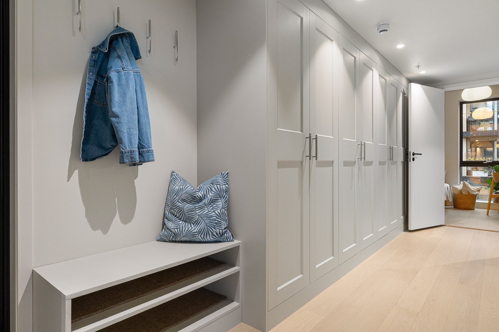 Velkommen inn. Lekkert inngangsparti med god plass til å henge fra seg jakker og sette fra seg sko. Plassbygget skapløsning strekker seg langs hele entréen. Galleribilde