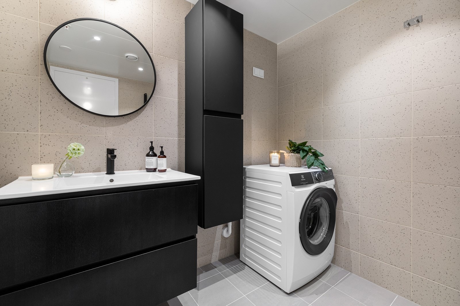 Det er godt med oppbevaringsplass i vegghengt skap og baderomsinnredning. Galleribilde