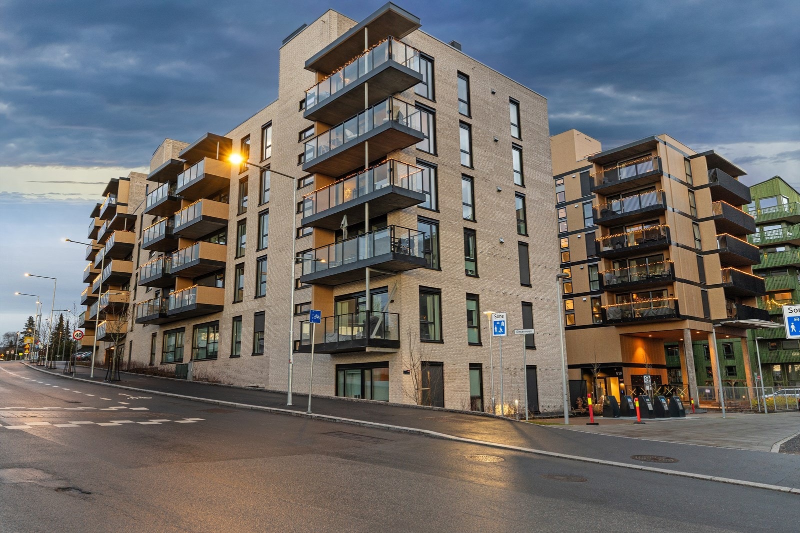 Boligbygget ble ferdigstilt i 2024 og er tilnærmet nytt med gjenværende nybygg garanti. Matbutikken REMA 1000 ligger kun et minutts gange fra leiligheten. Galleribilde