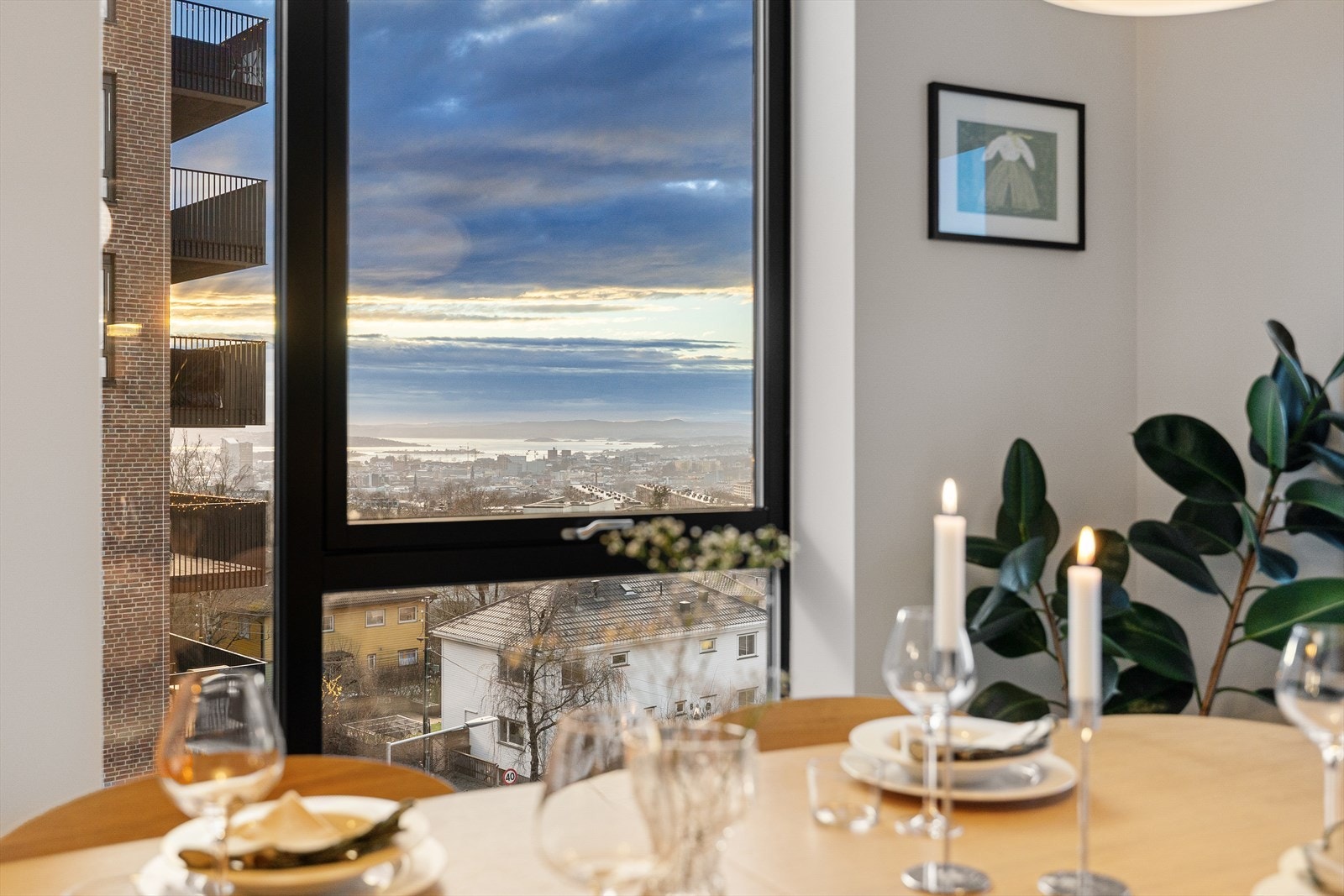 Fra spisebordet får du utsikt mot Oslofjorden til ethvert måltid. Galleribilde