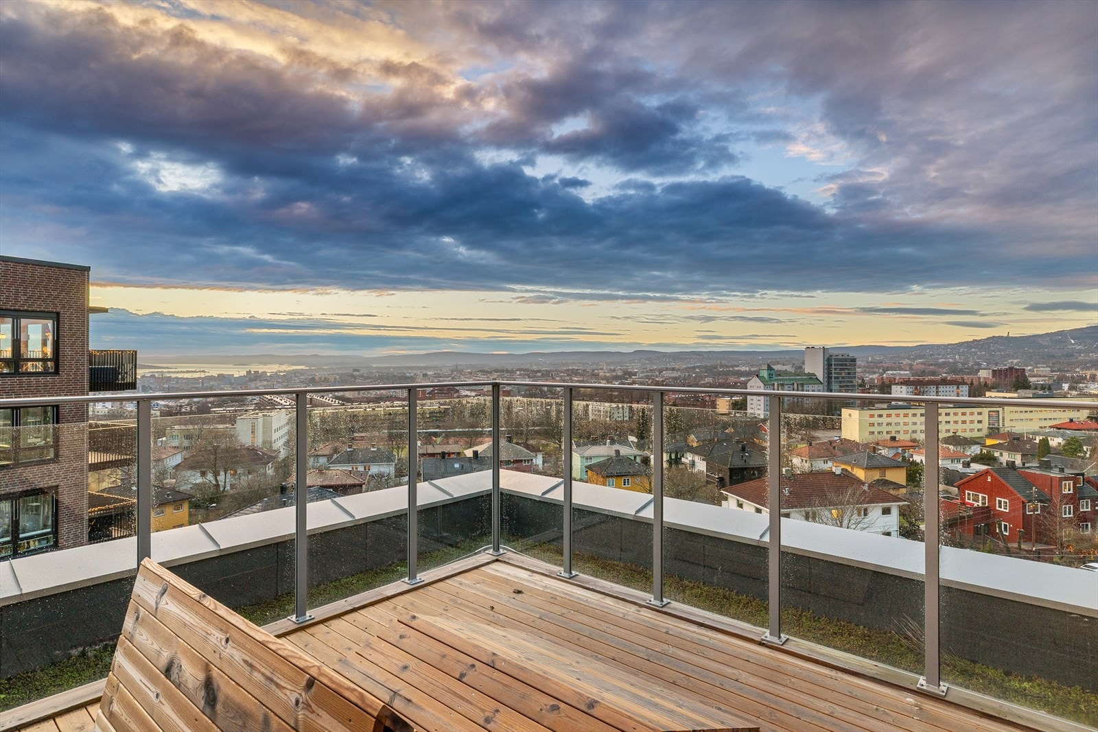 På lik linje med leiligheten er det nydelig utsikt fra takterassen. Galleribilde