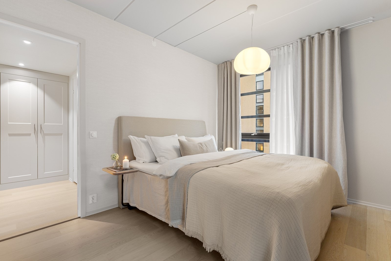 Hovedsoverommet vender mot bakgård og har god plass til dobbeltseng og nattbord. Galleribilde