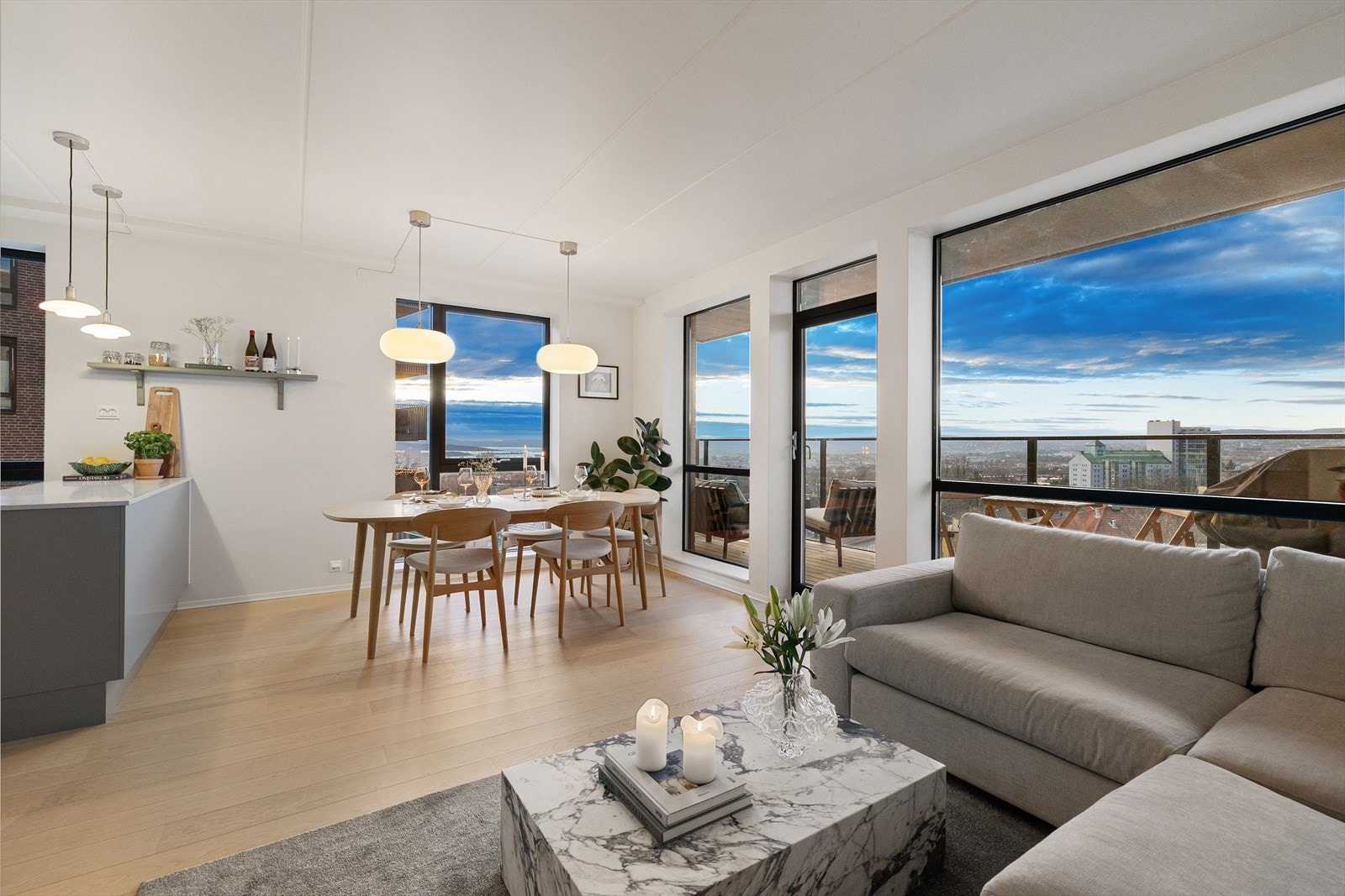 Dette er en hjørneleilighet i første rekke med vinduer på 3 sider og spektakulær utsikt over Oslo. Galleribilde
