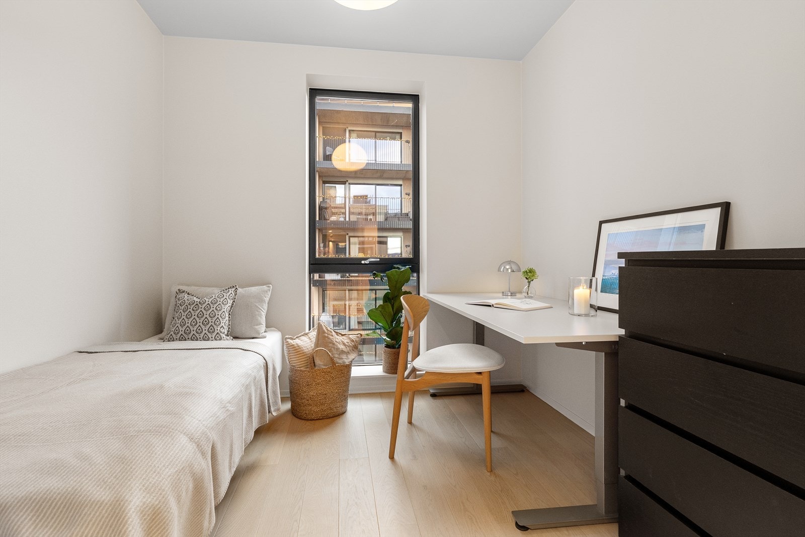 Soverom 2 har en fin størrelse og egner seg ypperlig som barnerom, gjesterom eller en kombinasjon med kontor. Galleribilde